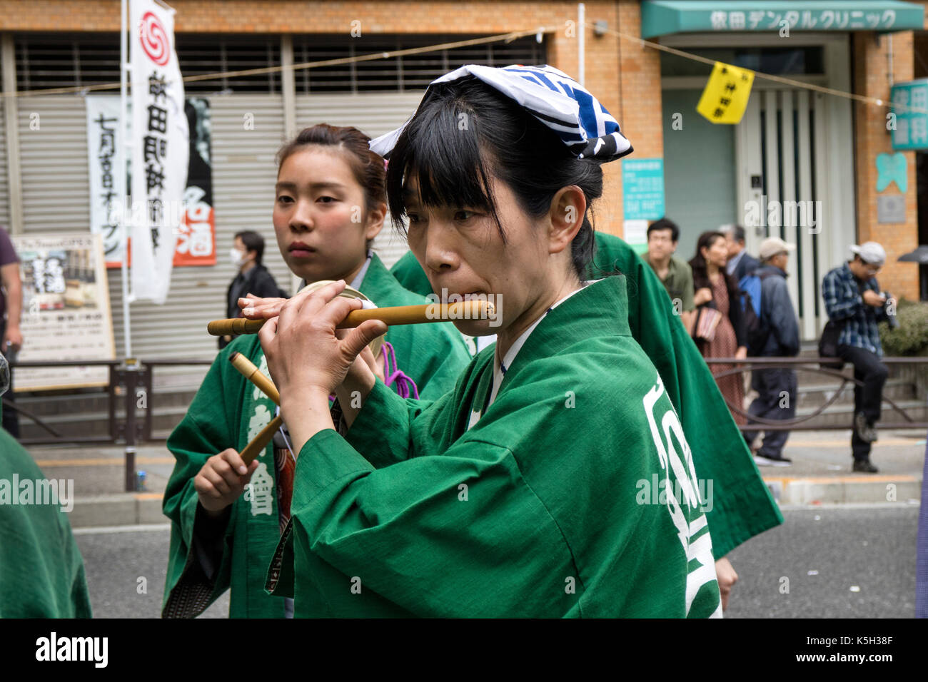 Tokyo, Giappone - 14 maggio 2017: donna in kimono tradizionali suonare il flauto al festival parade presso il kanda matsuri festival Foto Stock