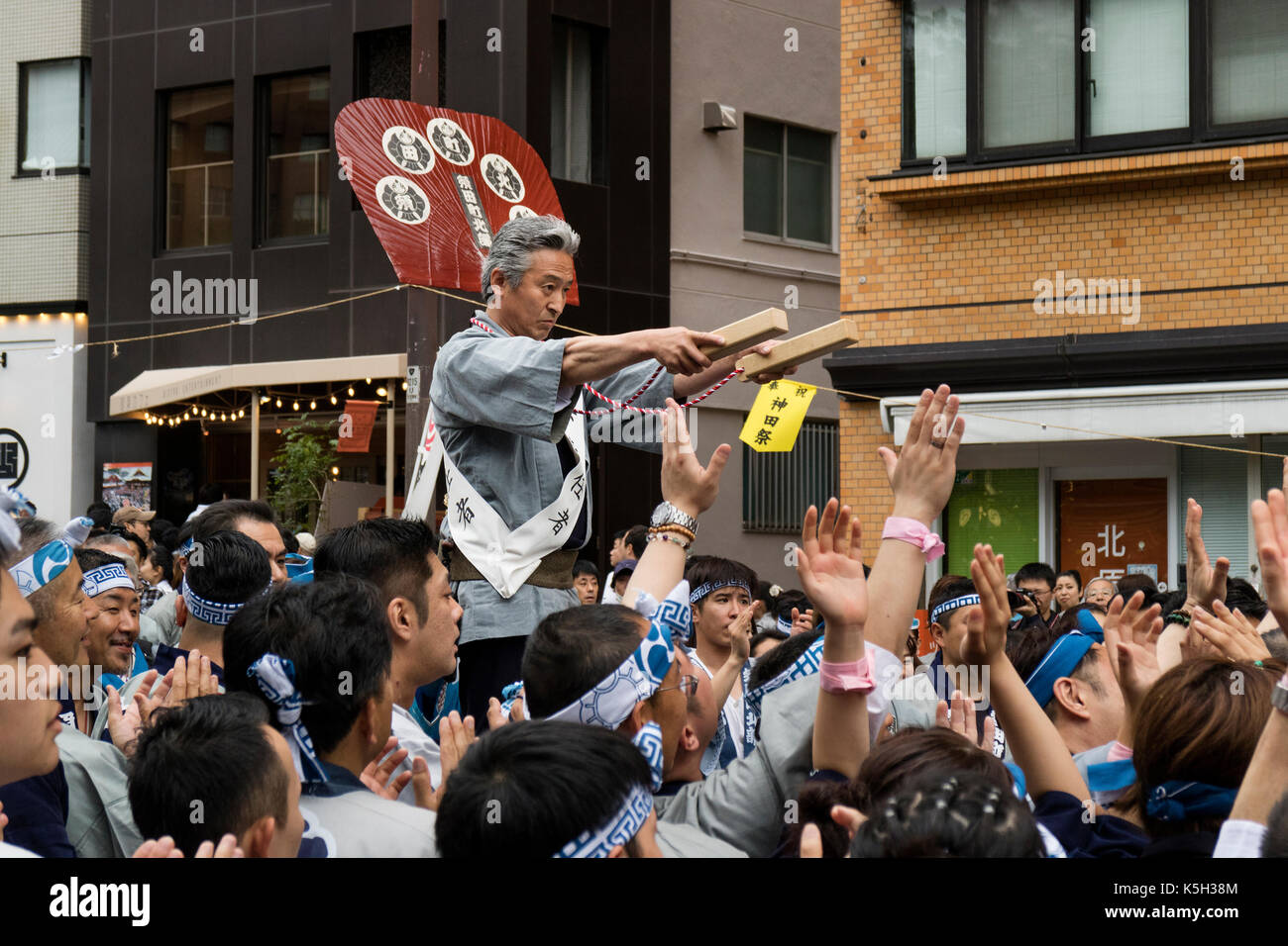 Tokyo, Giappone - 14 maggio 2017: leader della comunità dà il segno per il sollevamento di un matsuri sacrario scintoista al kanda matsuri festival Foto Stock