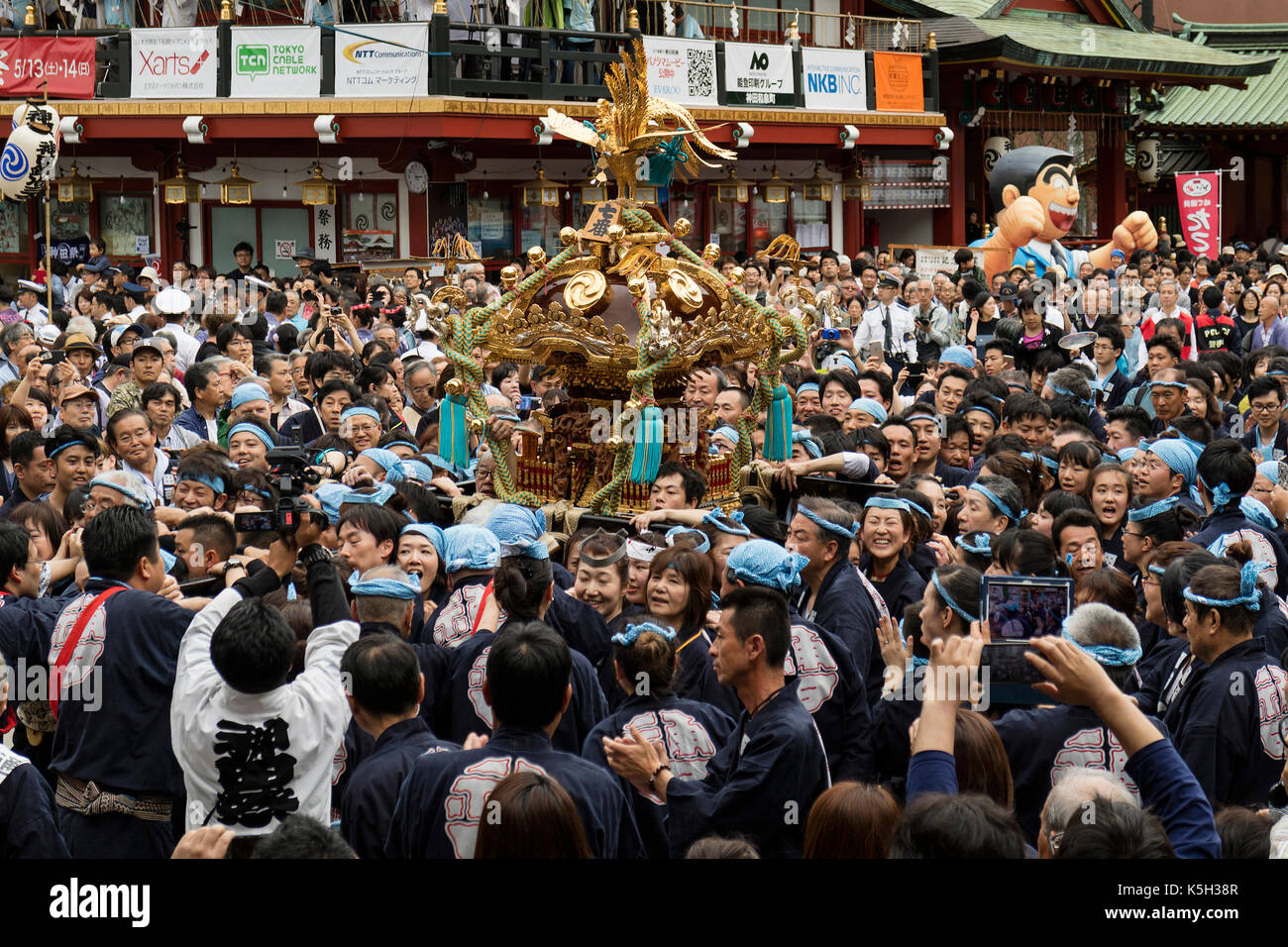 Tokyo, Giappone - 14 maggio 2017: kanda matsuri festival, una sfilata di santuari portatili denominata mikoshi Foto Stock