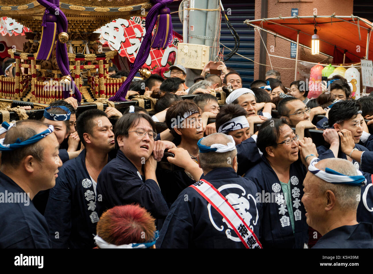 Tokyo, Giappone - 14 maggio 2017: i partecipanti vestiti in kimono tradizionali trasportano un matsuri sacrario scintoista al kanda matsuri festival Foto Stock