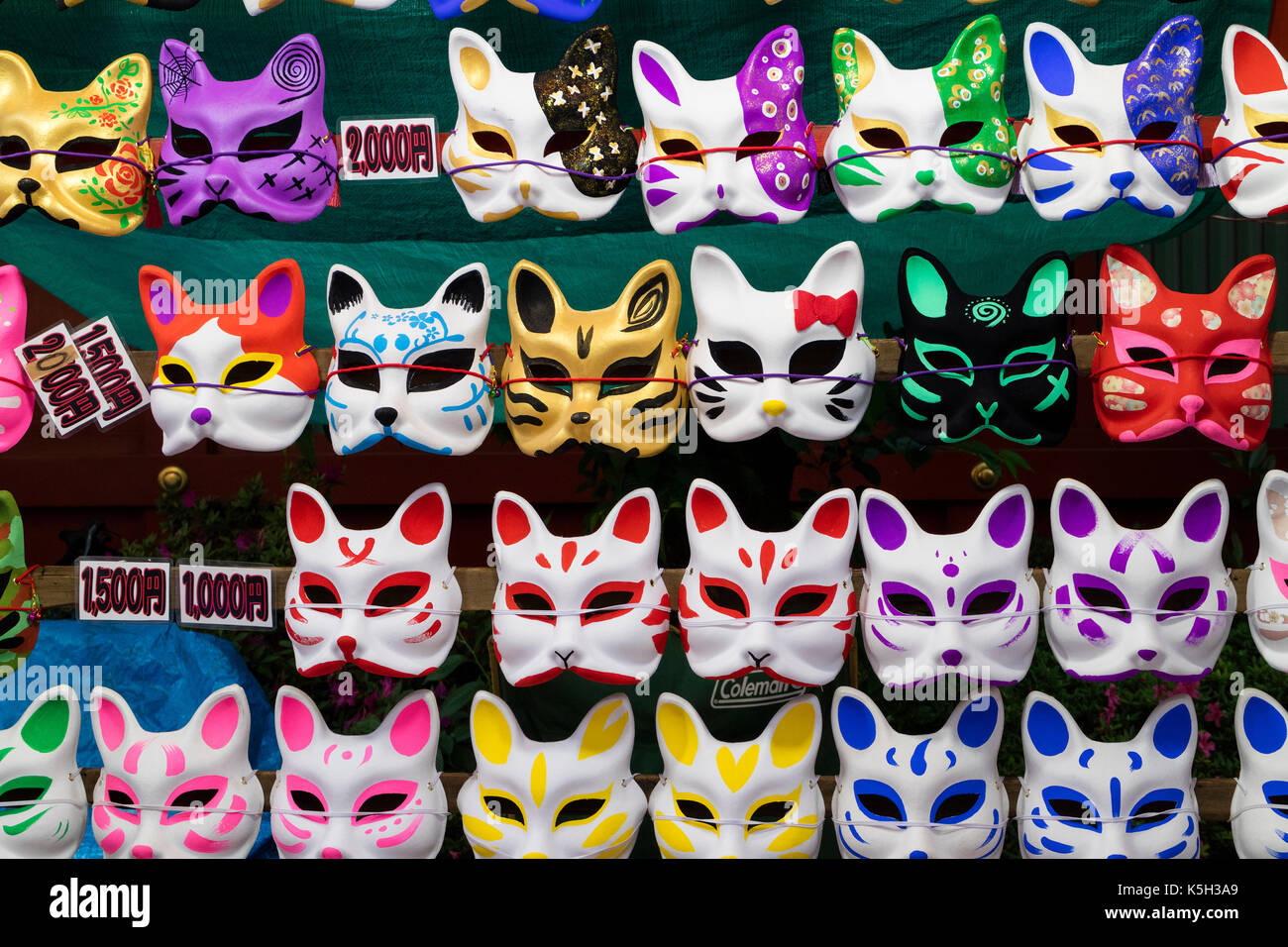 Tokyo, Giappone - 14 Maggio 2017: Cat maschere per la vendita sono appesi al muro a Kanda Matsuri Festival Foto Stock