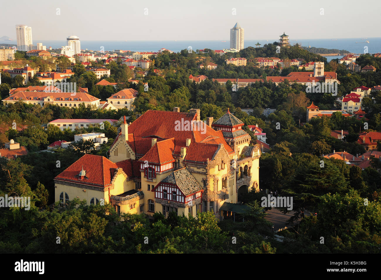 Qingdao paesaggio balneare al tramonto. Foto Stock