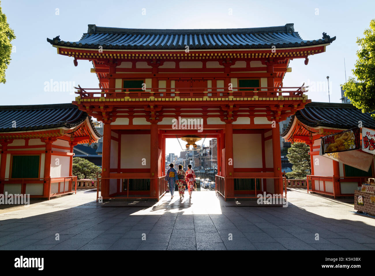 Kyoto, Giappone - 18 maggio 2017: cancello principale del yasaka jinja santuario a Kyoto con donne in kimono Foto Stock