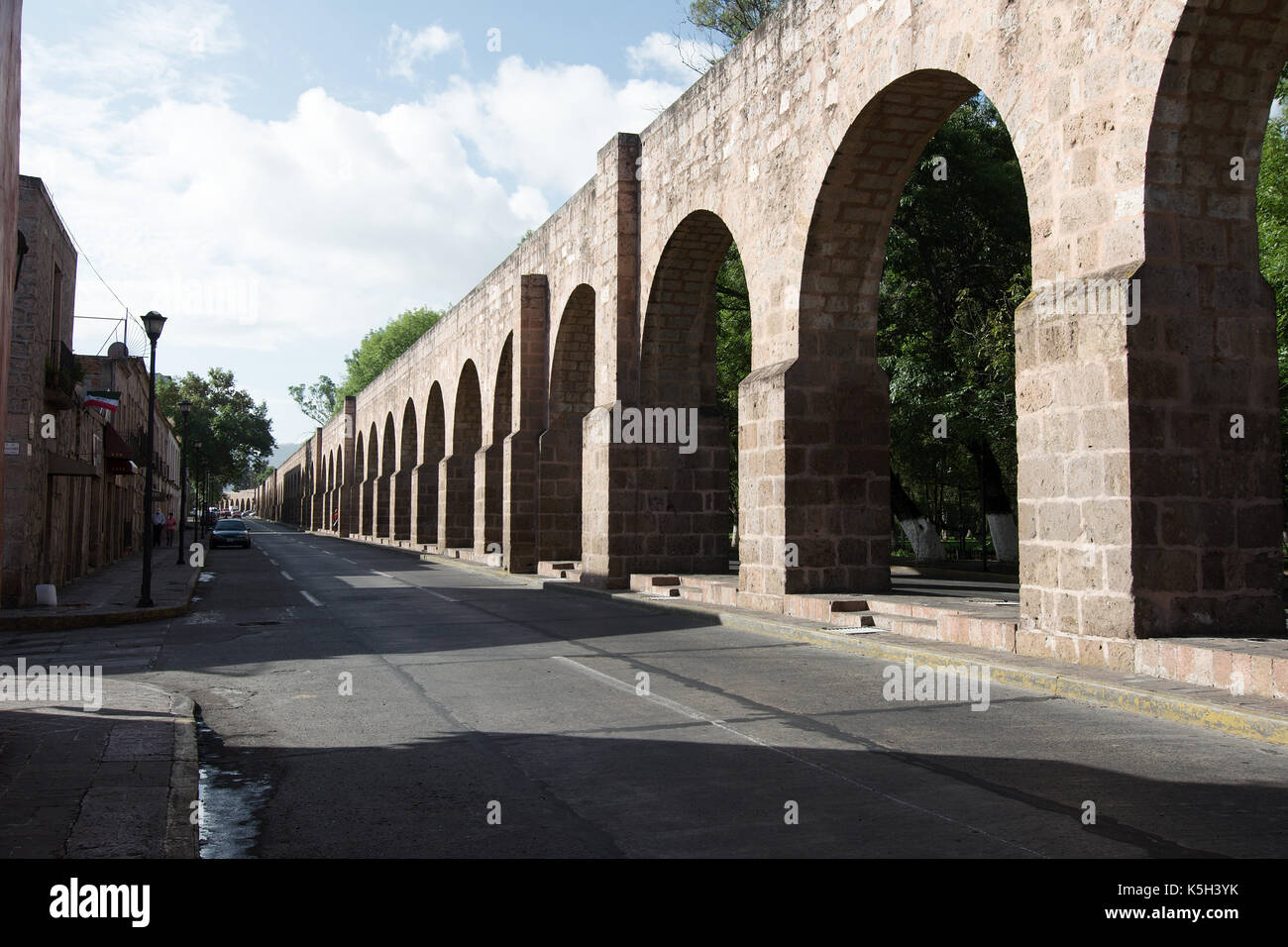 Morelia, Michoacan, Messico - 2012: vista della città del vecchio acquedotto. Foto Stock