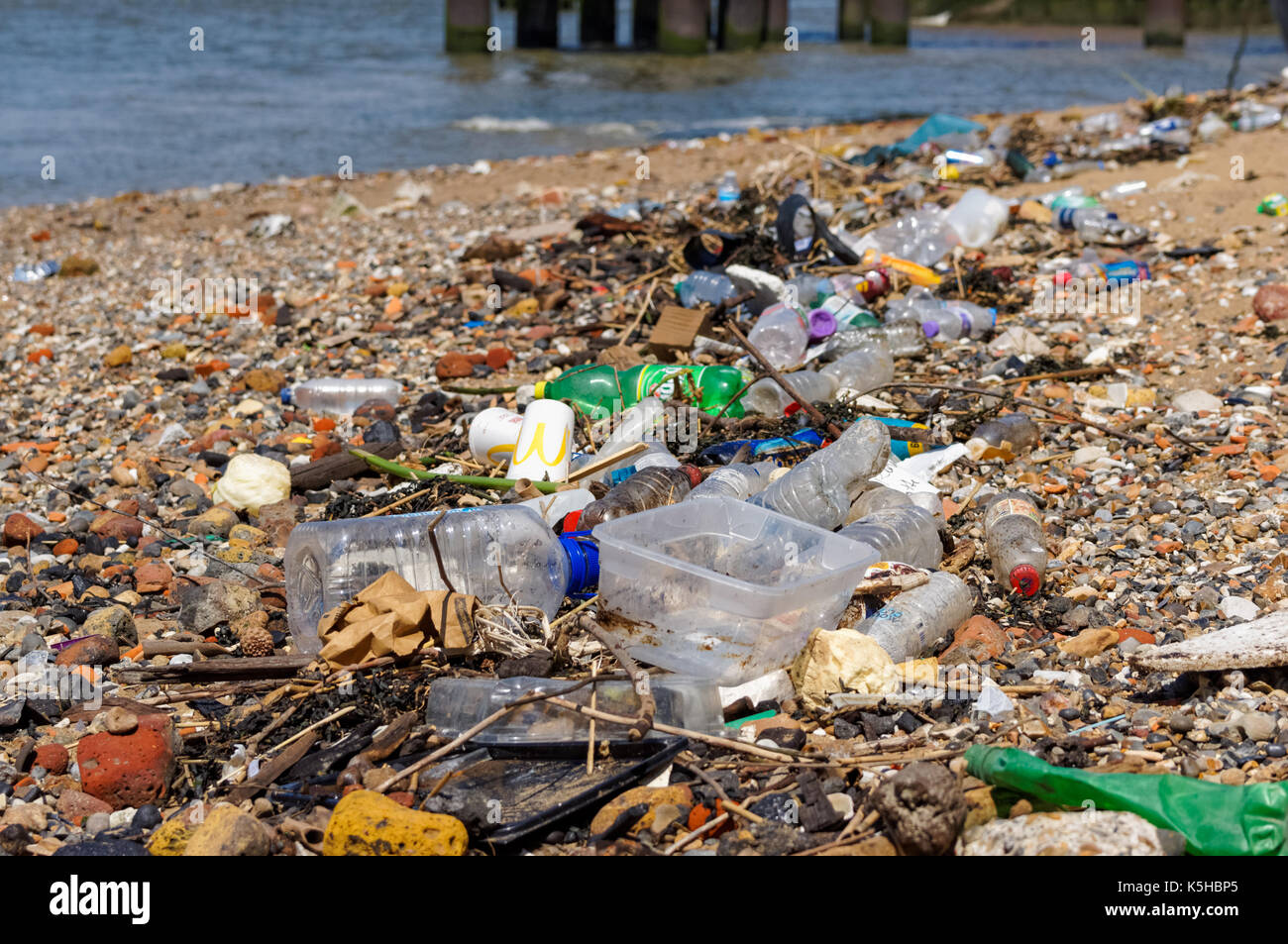 Detriti di plastica sulla riva del Tamigi, Londra Inghilterra Regno Unito Foto Stock