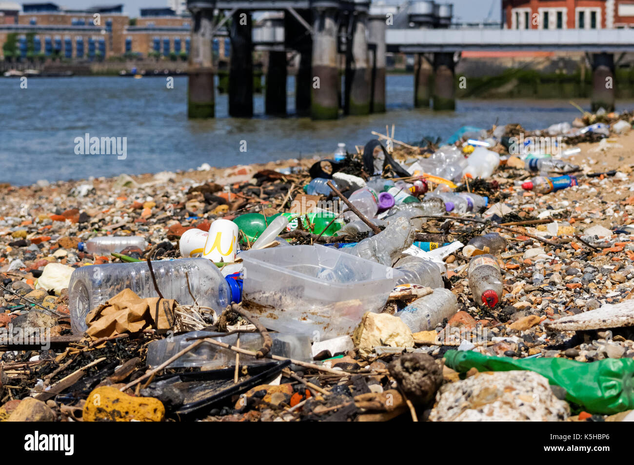 Detriti di plastica sulla riva del Tamigi, Londra Inghilterra Regno Unito Foto Stock