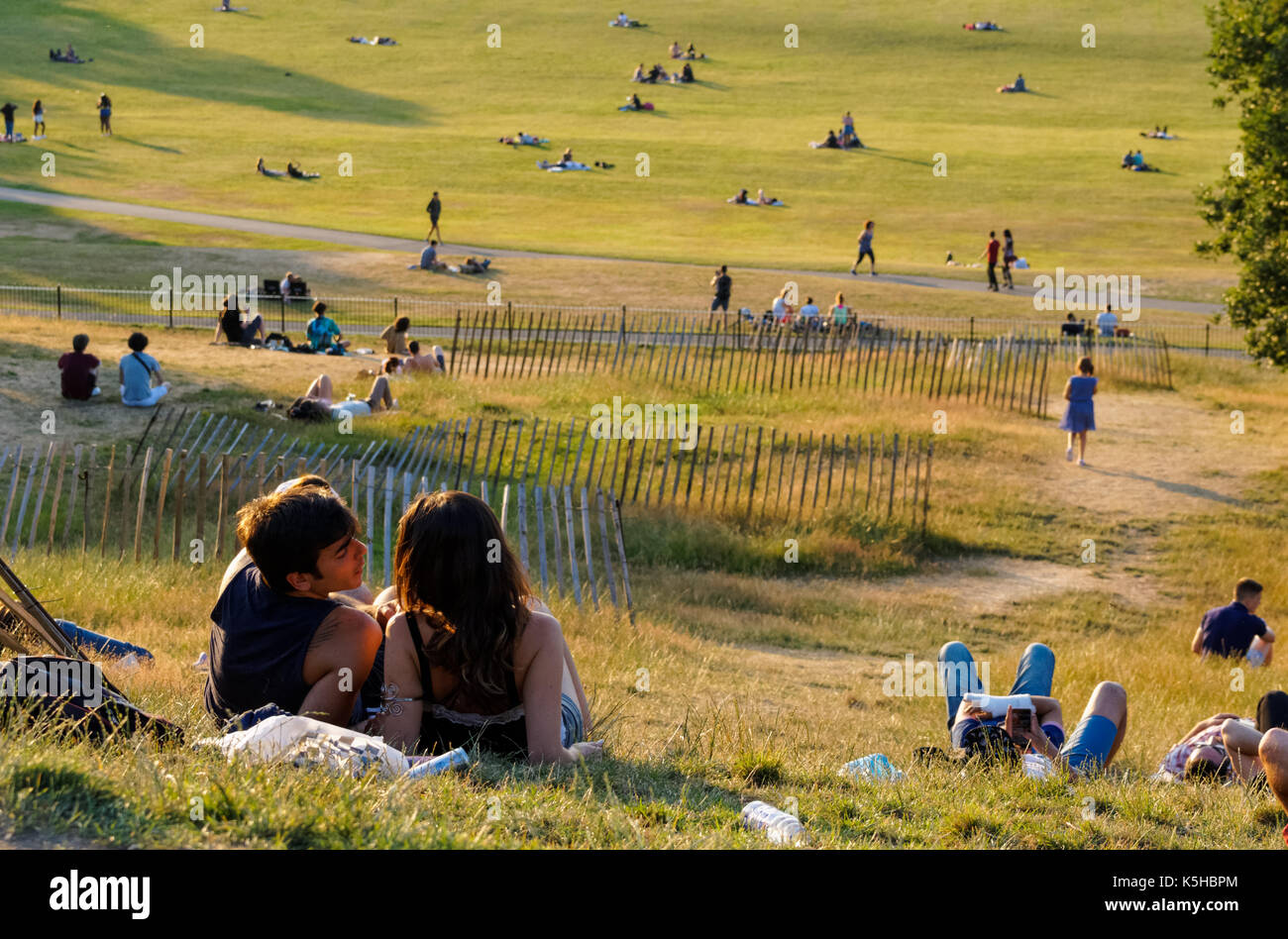 Persone su una collina nel Greenwich Park a Londra, Inghilterra, Regno Unito, Gran Bretagna Foto Stock