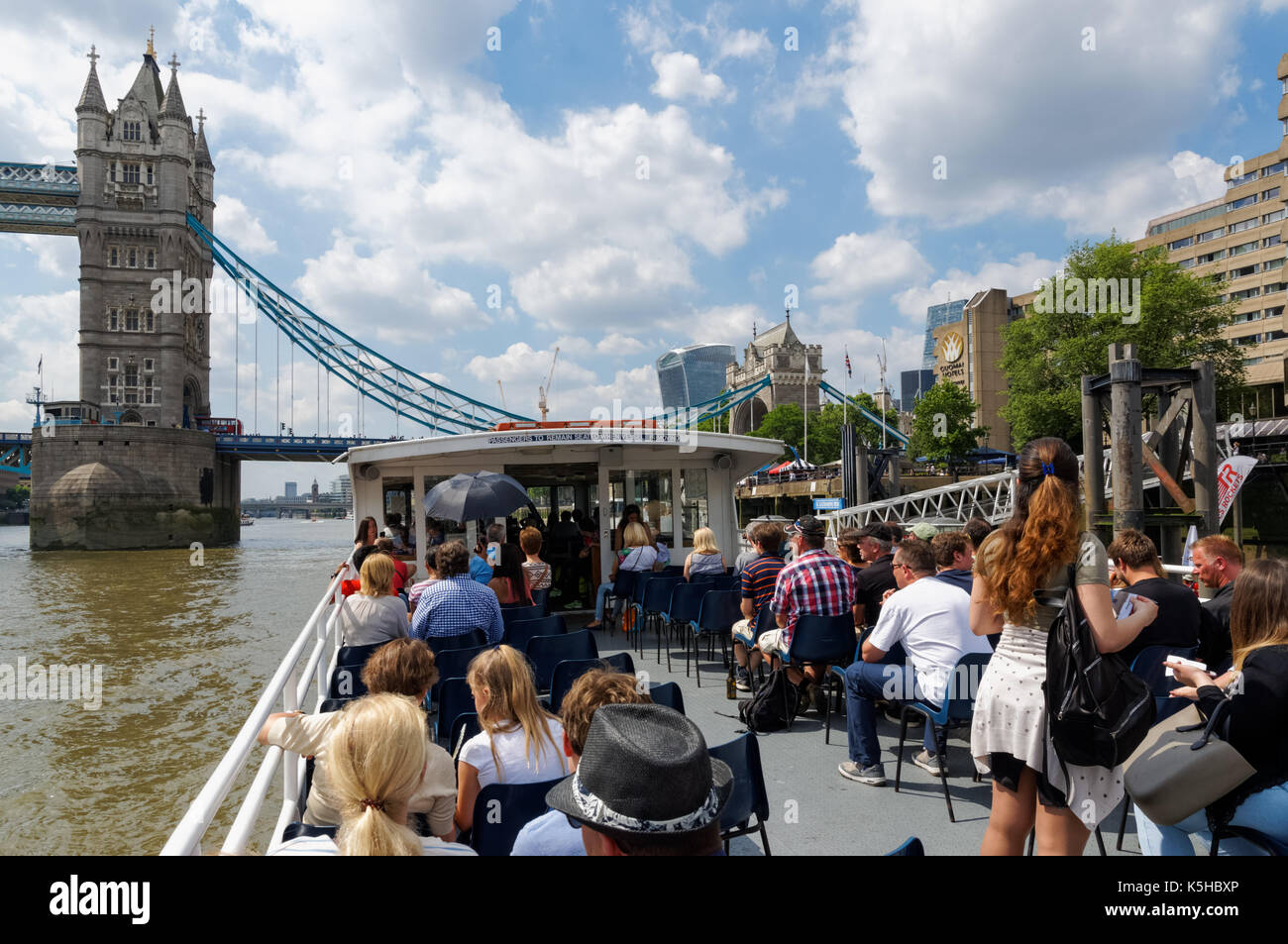 I turisti sulla nave da crociera sul Fiume Tamigi a Londra, Inghilterra, Regno Unito, Gran Bretagna Foto Stock