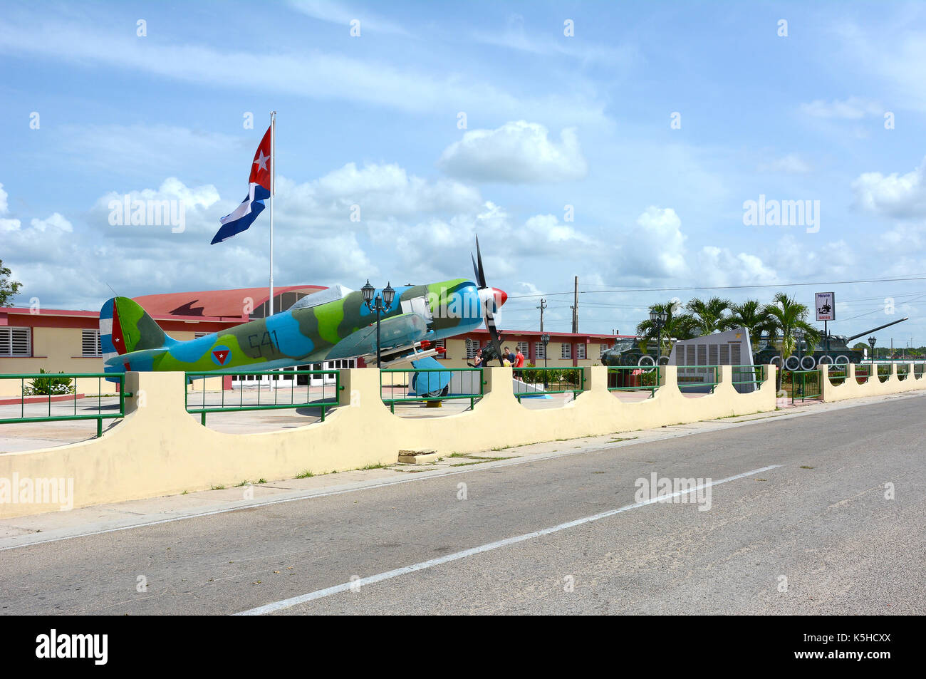 Playa Giron, Cuba - Luglio 24, 2016: la Baia dei maiali museo piano vintage, carri armati e artiglieria davanti al museo dedicato al fallito 1961 inva Foto Stock