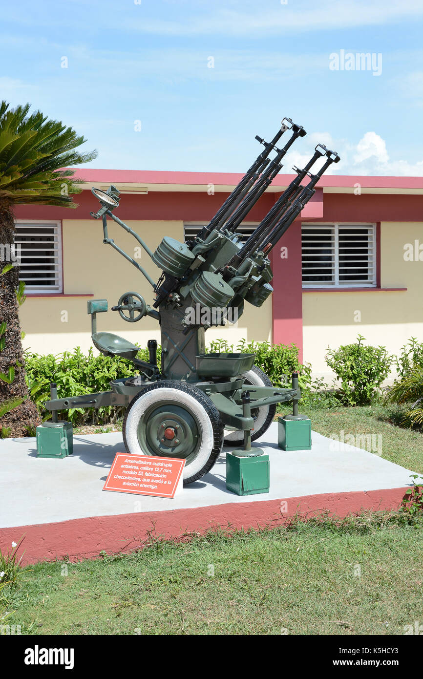 Playa Giron, Cuba - Luglio 24, 2016: la Baia dei maiali museum. pezzo di artiglieria di fronte al museo dedicato al fallito 1961 invasione. Foto Stock