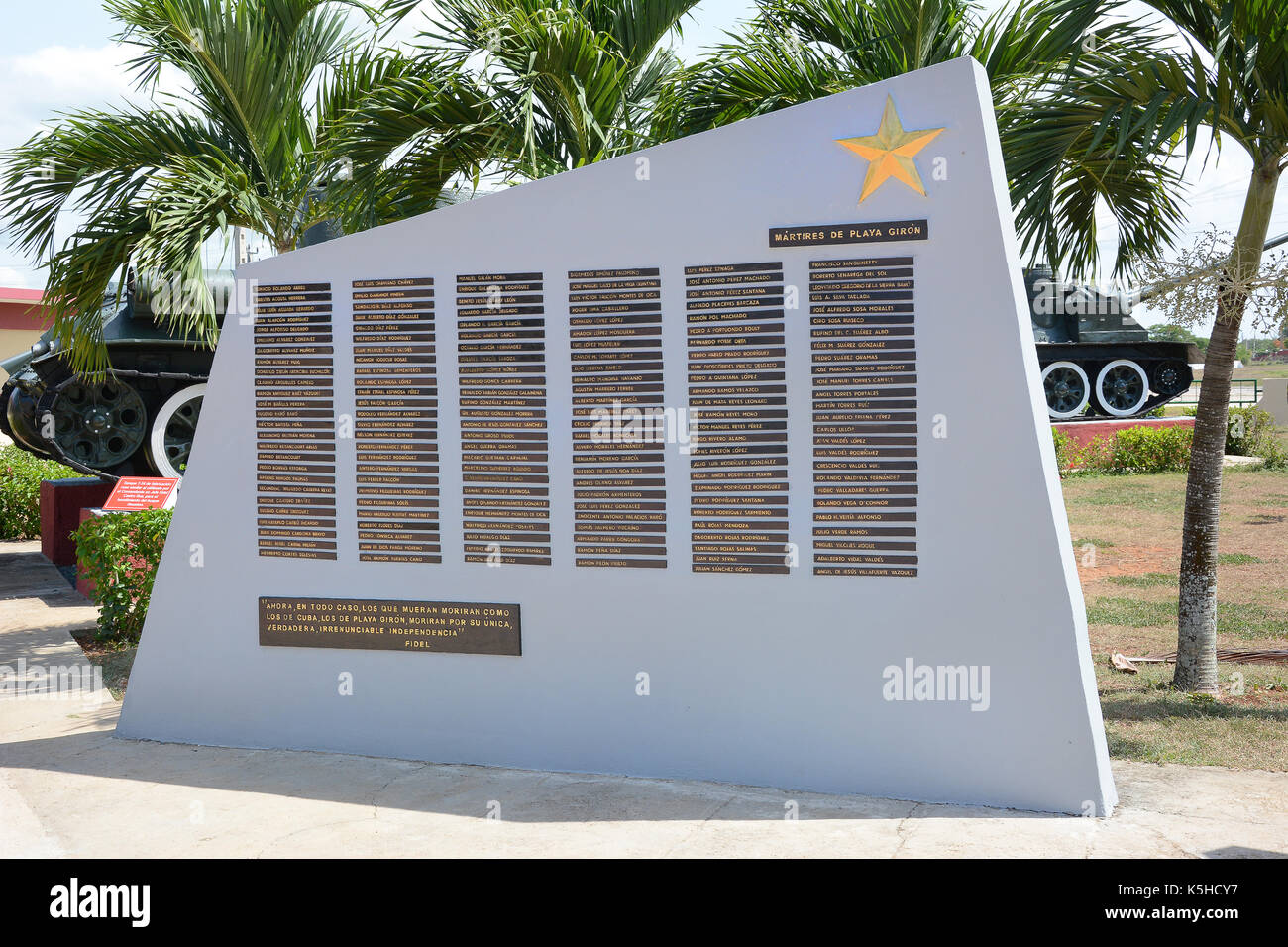 Playa Giron, Cuba - Luglio 24, 2016: la Baia dei maiali museo. lapide con i nomi dei caduti di fronte al museo dedicato al fallito 1961 inv Foto Stock