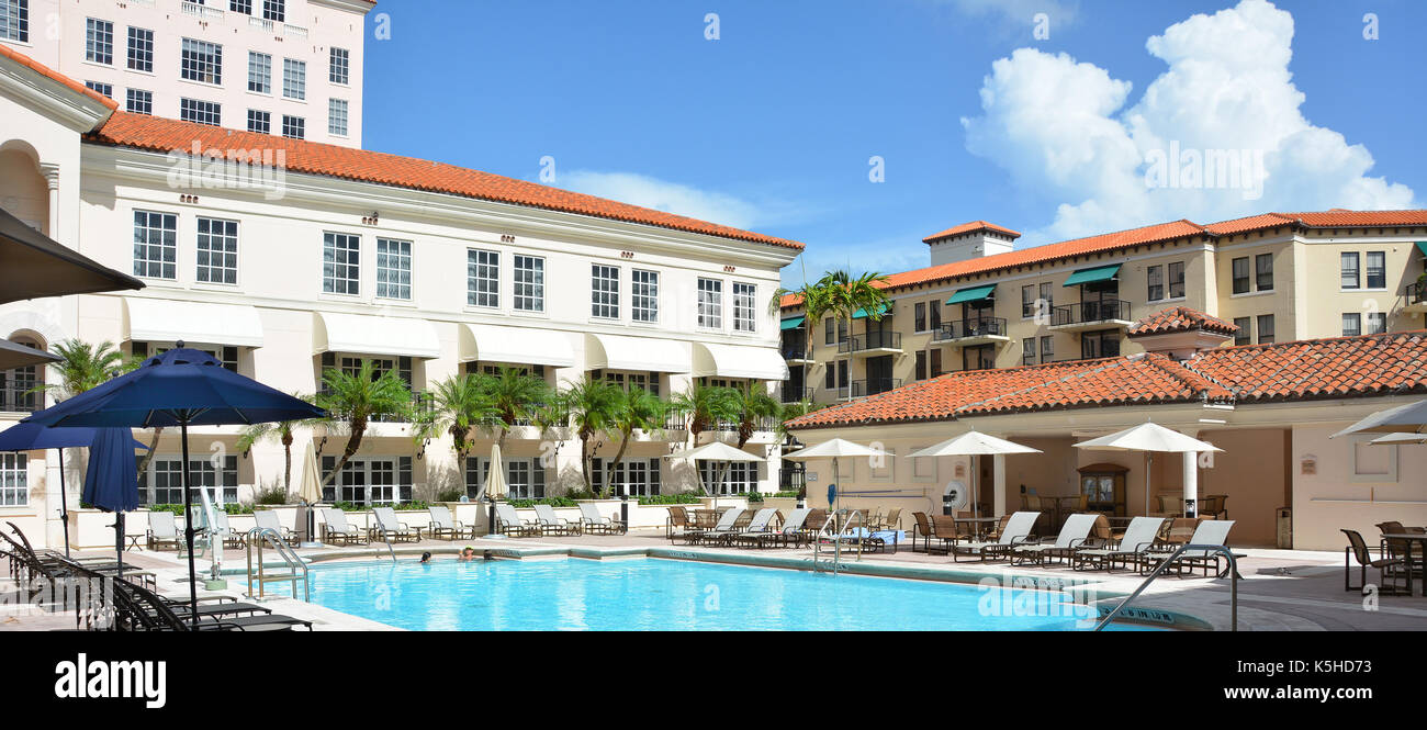 Coral Gables, Florida - Luglio 20, 2016: piscina hyatt regency. Il resort in stile mediterraneo è stato progettato per replicare il palazzo Alhambra in Spagna. Foto Stock