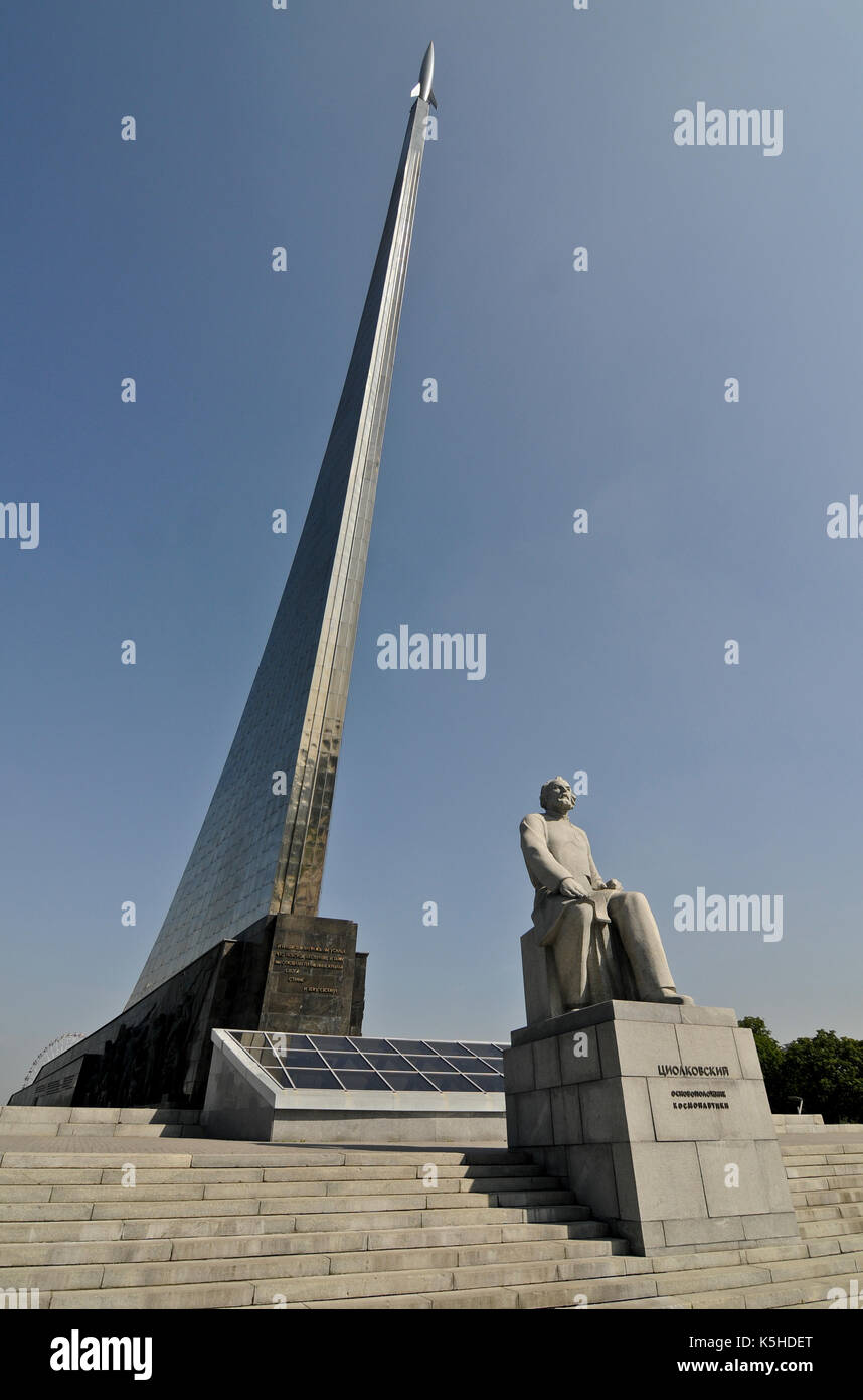 Konstantin Tsiolkovsky statua, Monumento ai conquistatori di spazio, Mosca, Russia Foto Stock