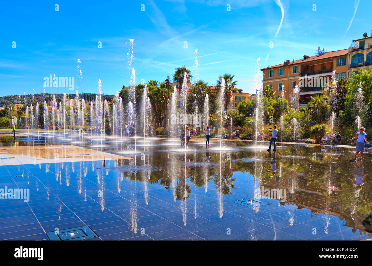 Il specchio di acqua sulla Promenade du Paillon, Nice, Francia Foto Stock