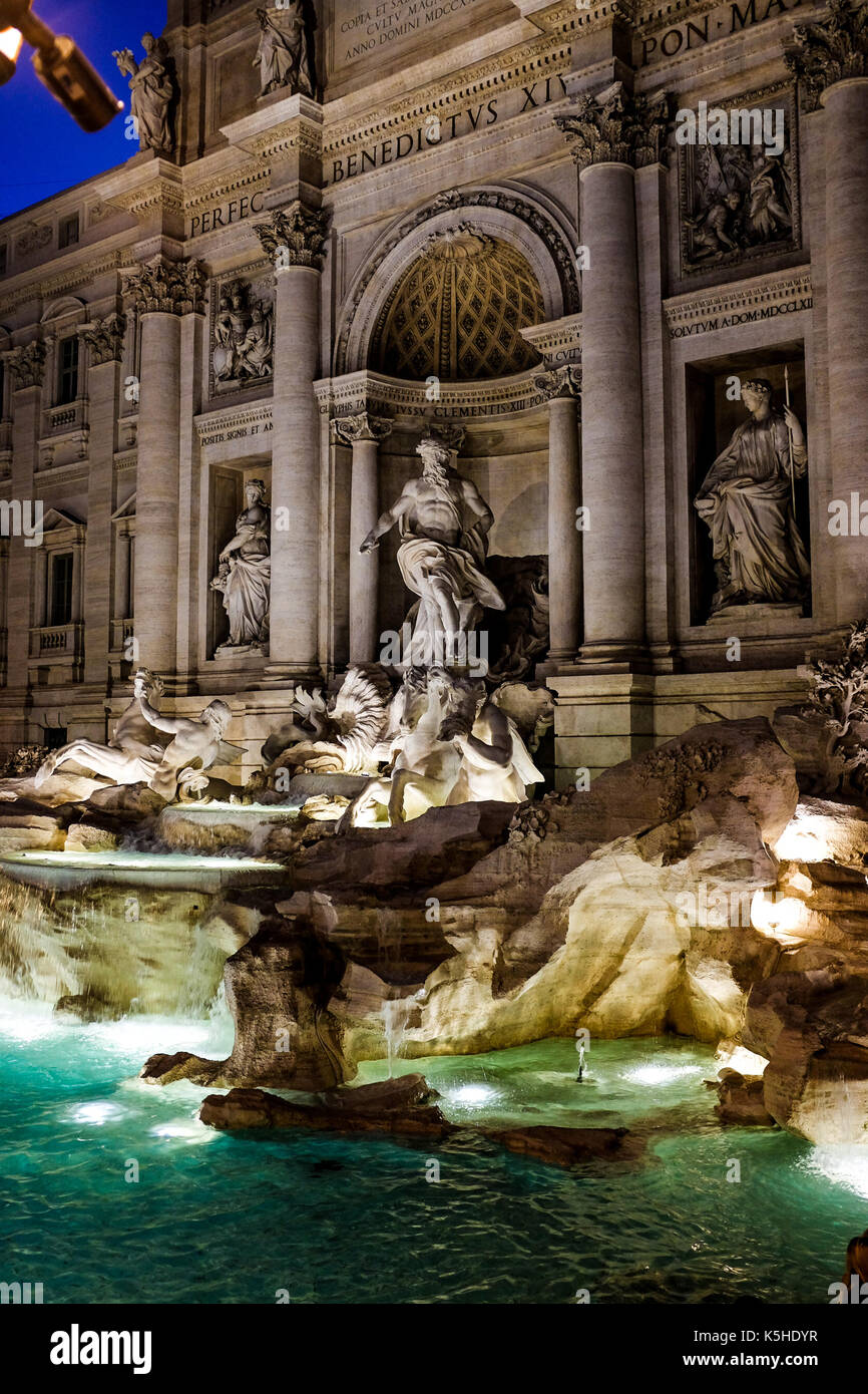 Panorami notturni di Fontana di Trevi a Roma, in Italia il 4 luglio 2016. Foto Stock