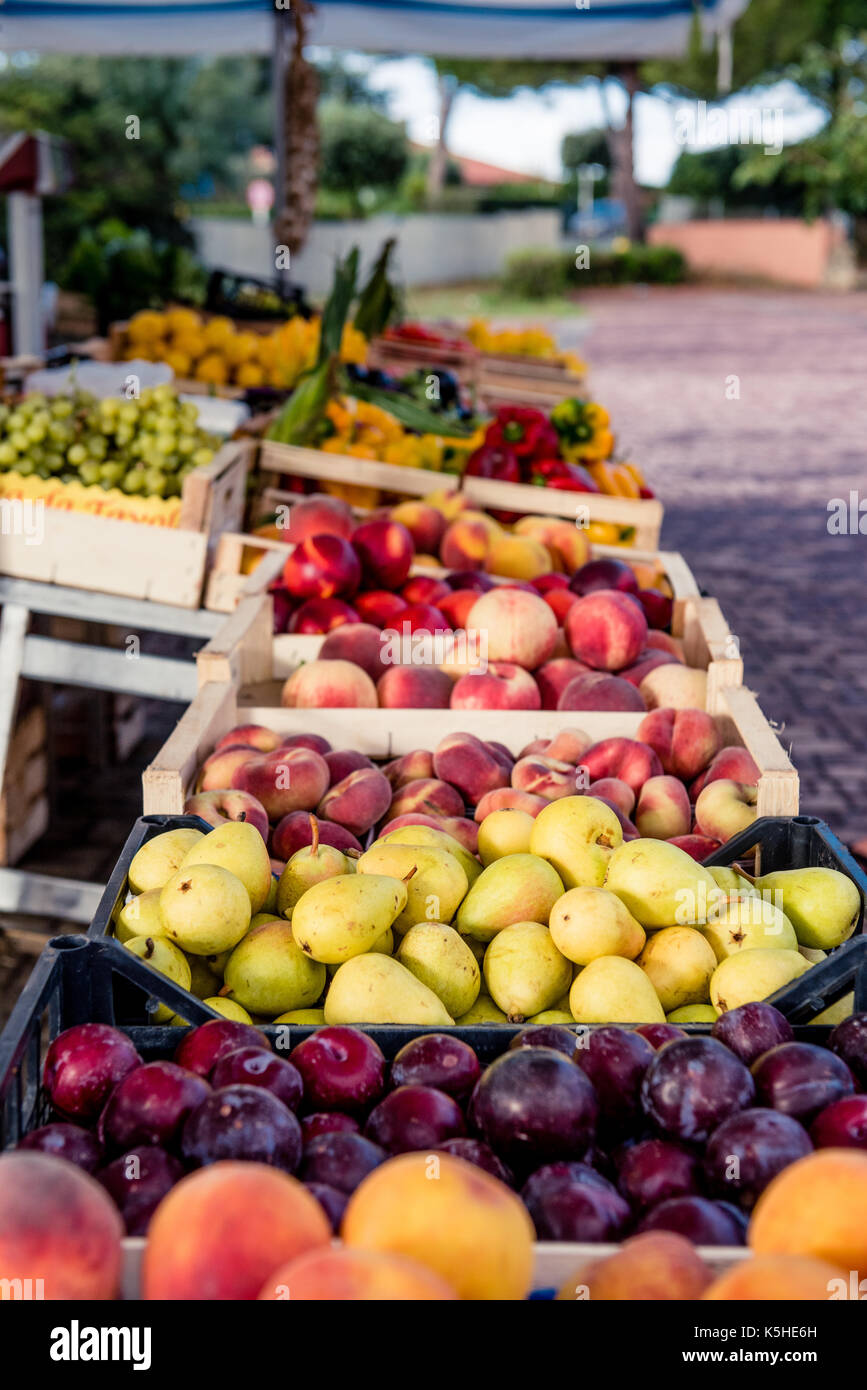 Pressione di stallo di mercato piena di colorati frutti, vicino la messa a fuoco selettiva su giallo heap di pera Foto Stock