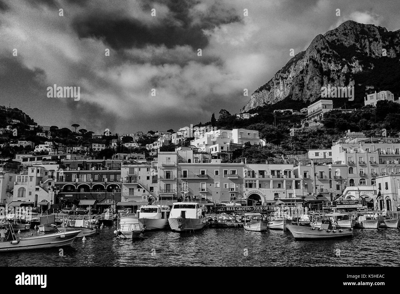 Viste generali di Capri, Italia tra persone, turisti, shopping, scogliere e meravigliose colline il 4 luglio 2016. Foto Stock