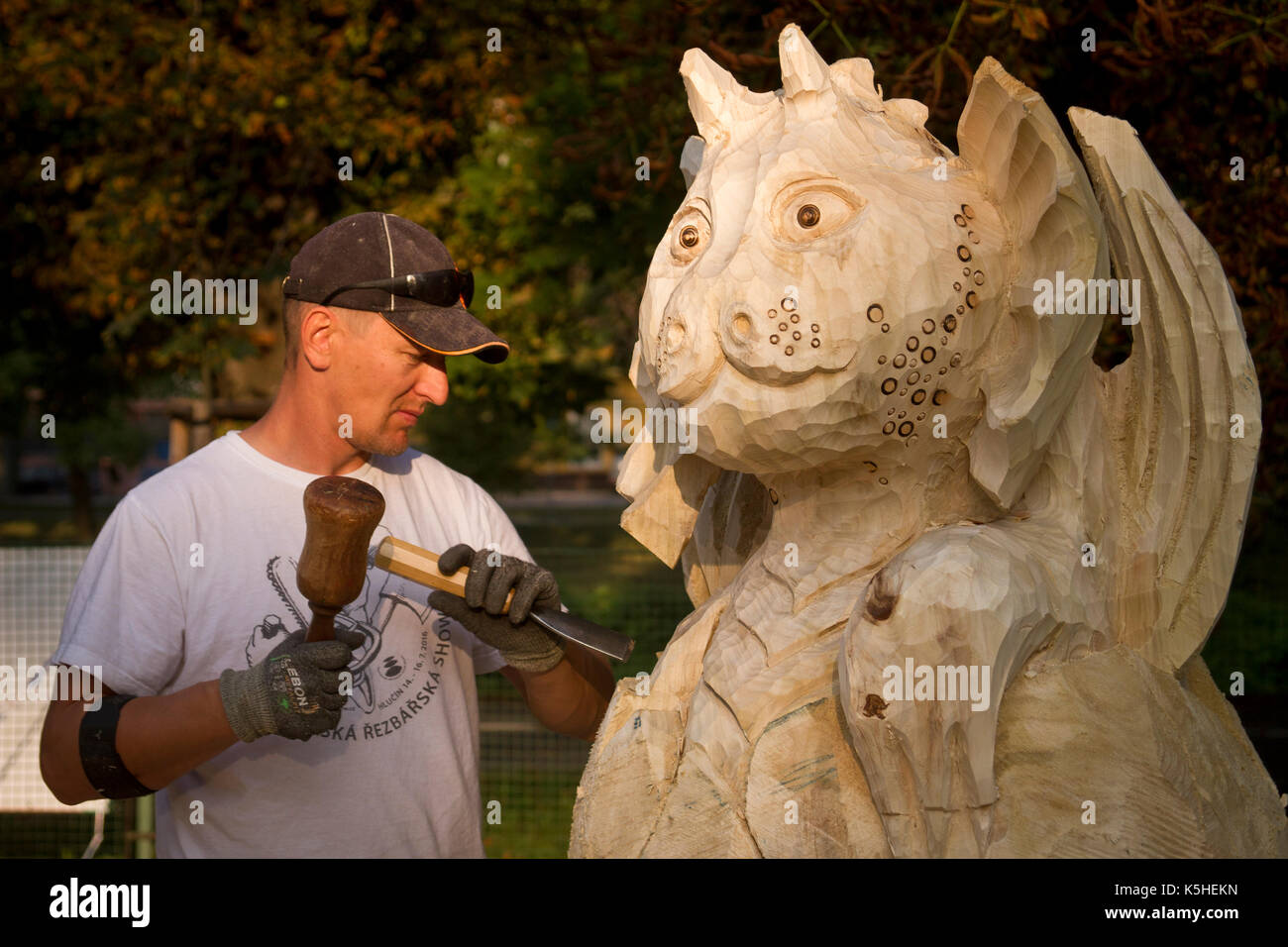 Scultore čestmír slíva crea un drago di legno durante un Simposio di scultura a český těšín. Repubblica ceca. Foto Stock