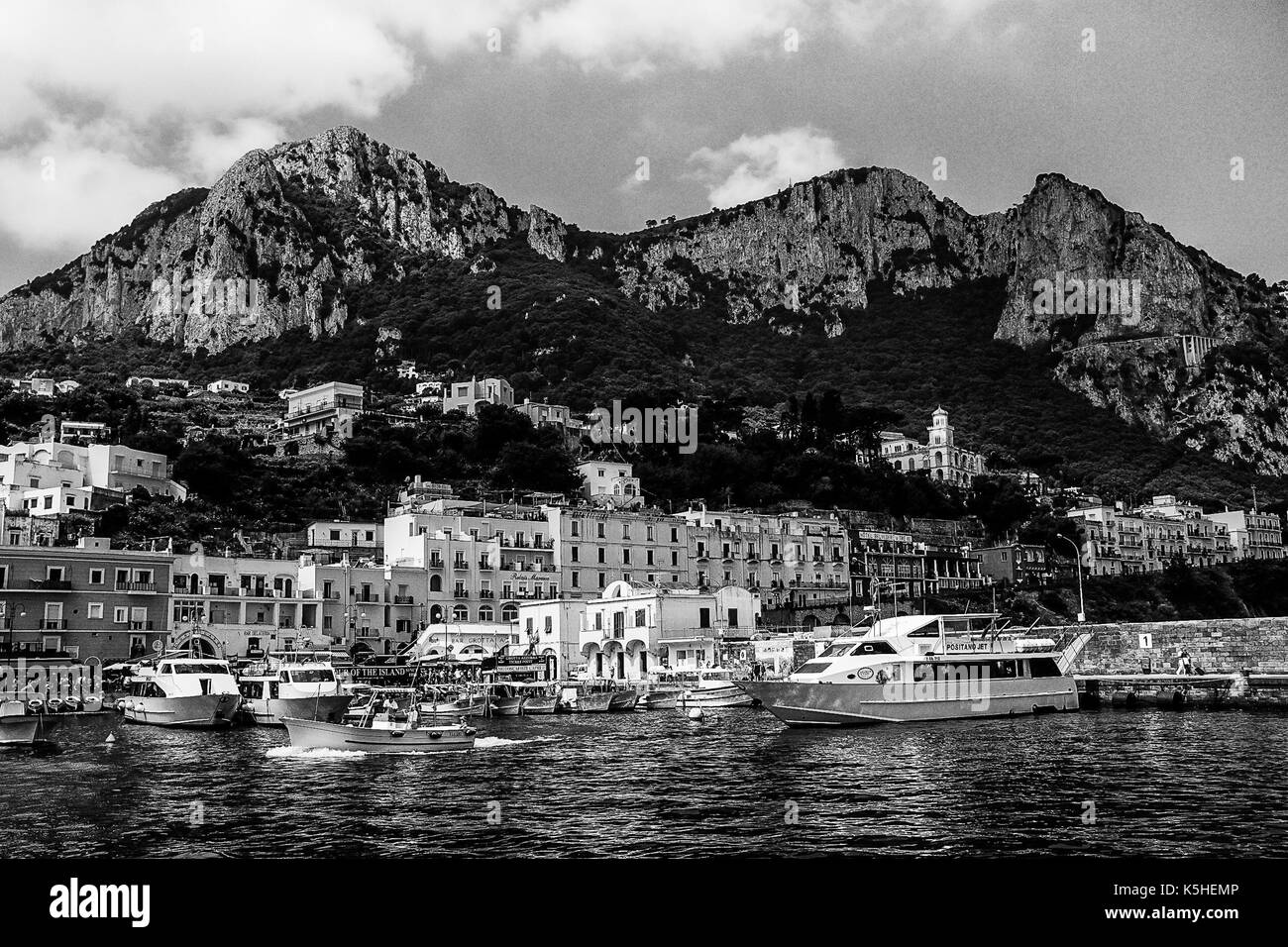 Viste generali del waterfront e le montagne e gli edifici di Sorrento, Italia il 25 settembre 2017. Foto Stock