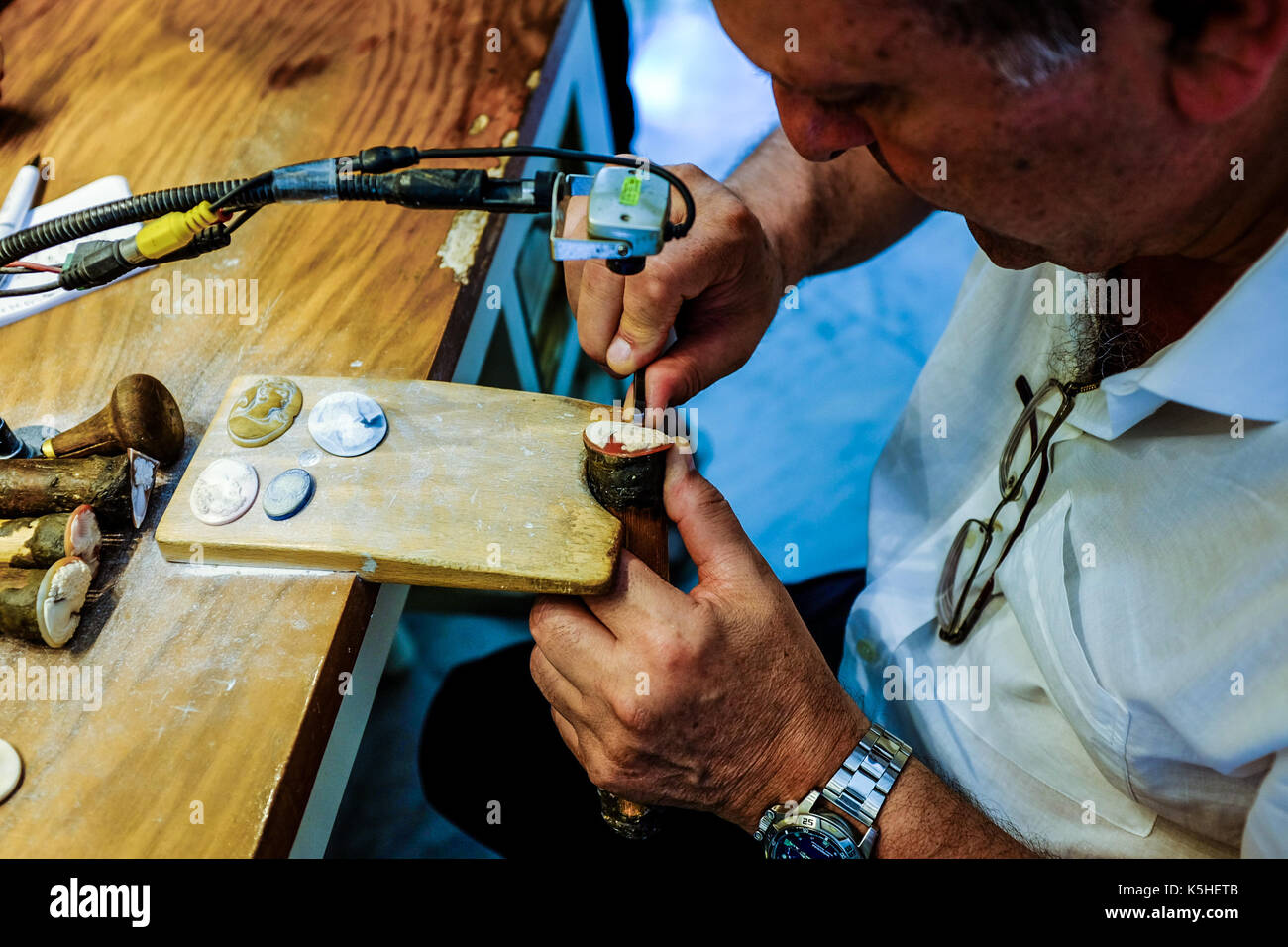 Un artigiano lavora sul profilo di avorio di pezzi di gioielleria in Pompei il 4 luglio 2016. Foto Stock