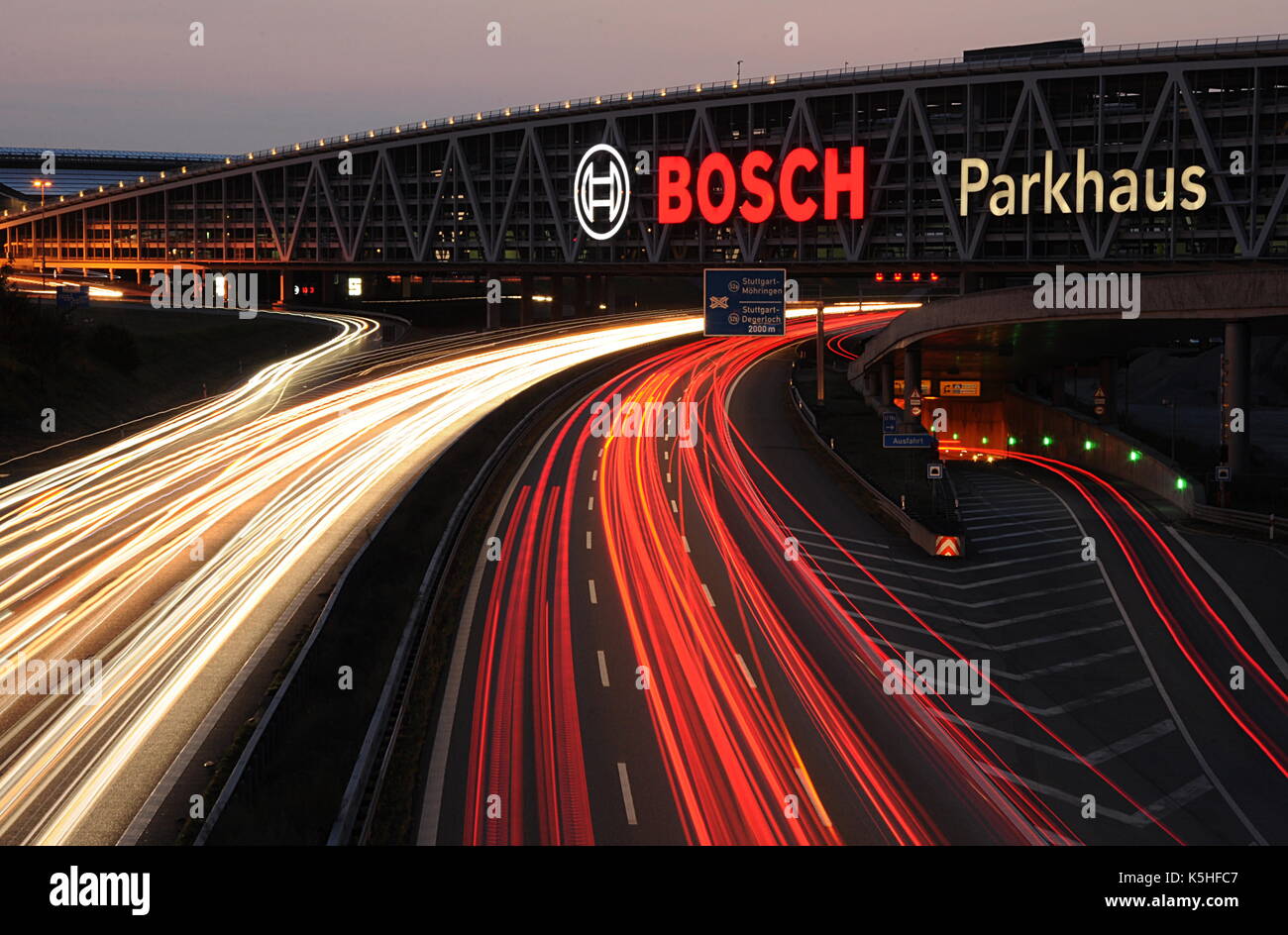 Il traffico in movimento sentieri di luce Holderlinplatz Stuttgart Foto Stock