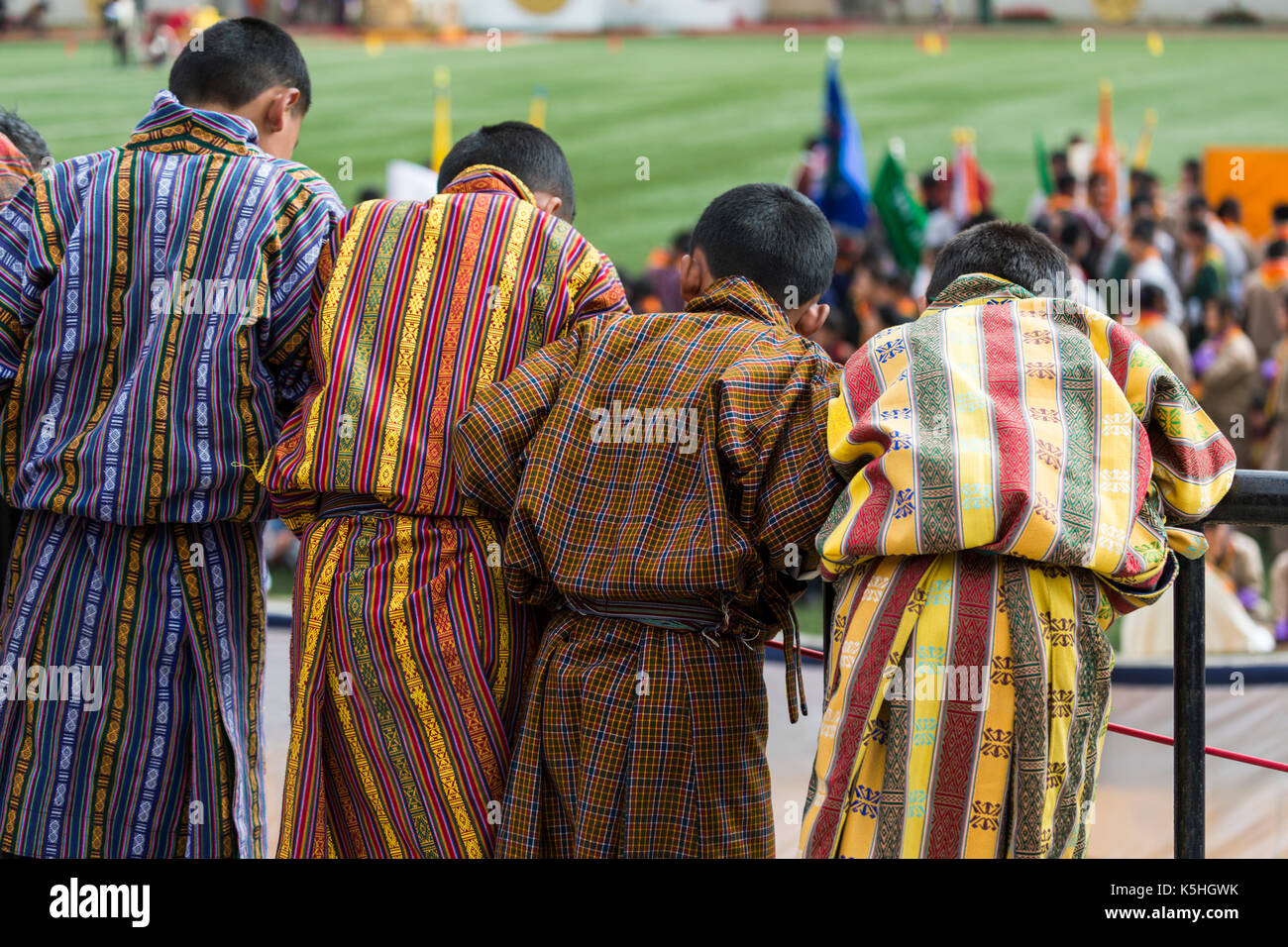 Thimphu bhutan - febbraio 20, 2015: ragazzi, gli spettatori presso il re della festa di compleanno al changlimithang stadium di thimphu Foto Stock