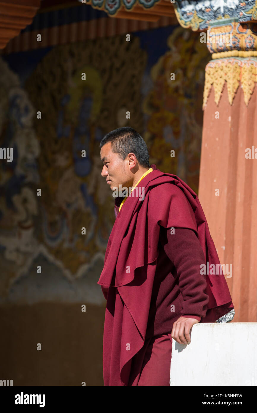 Lama o senior monaco in monastero gangtey, phobjikha valley, western bhutan Foto Stock