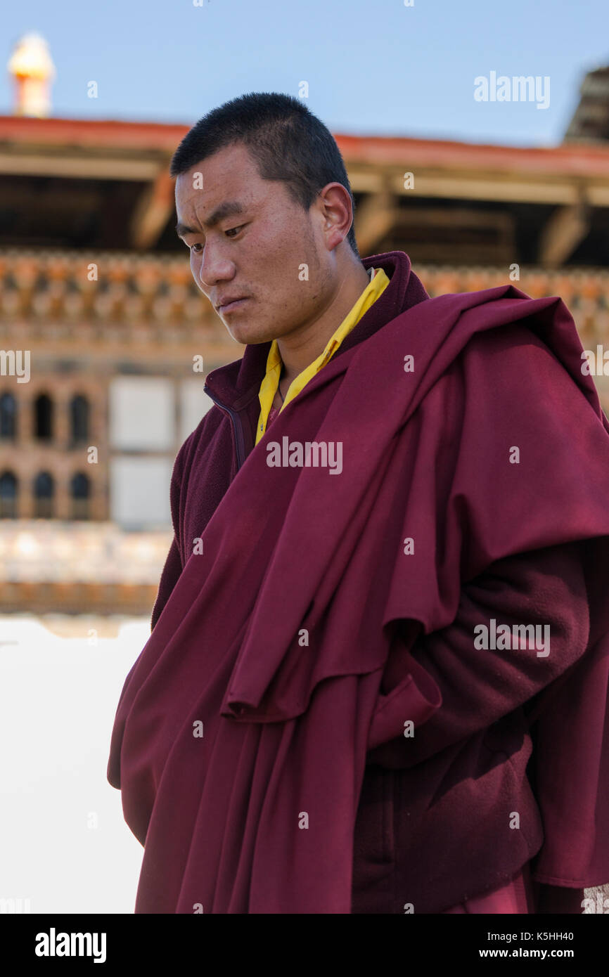 Lama o senior monaco in monastero gangtey, phobjikha valley, western bhutan Foto Stock