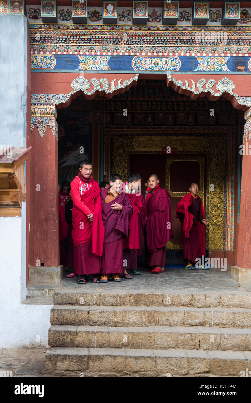 Monaci del monastero gangtey nella valle di phobjikha, western bhutan Foto Stock