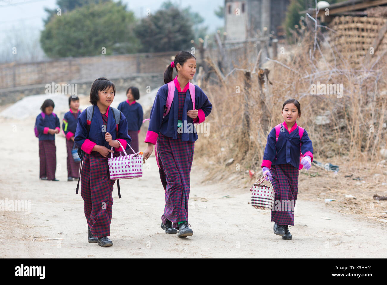 Madre ha il giovane figlio a scuola, jakar, bumthang, Bhutan centrale, Asia Foto Stock