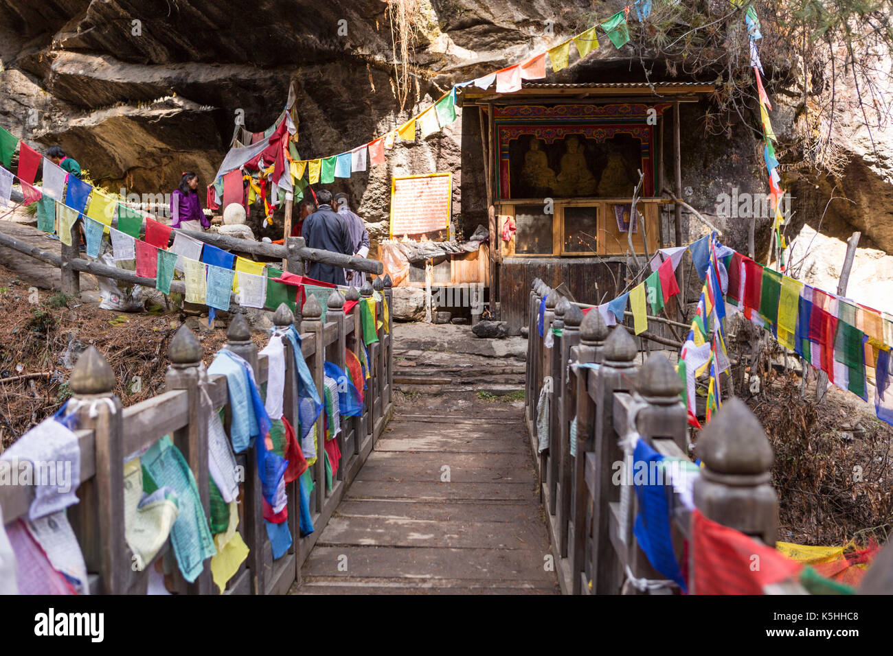 Pellegrini in visita il lago di masterizzazione nel codolo valley, bumthang, centrale bhutan Foto Stock