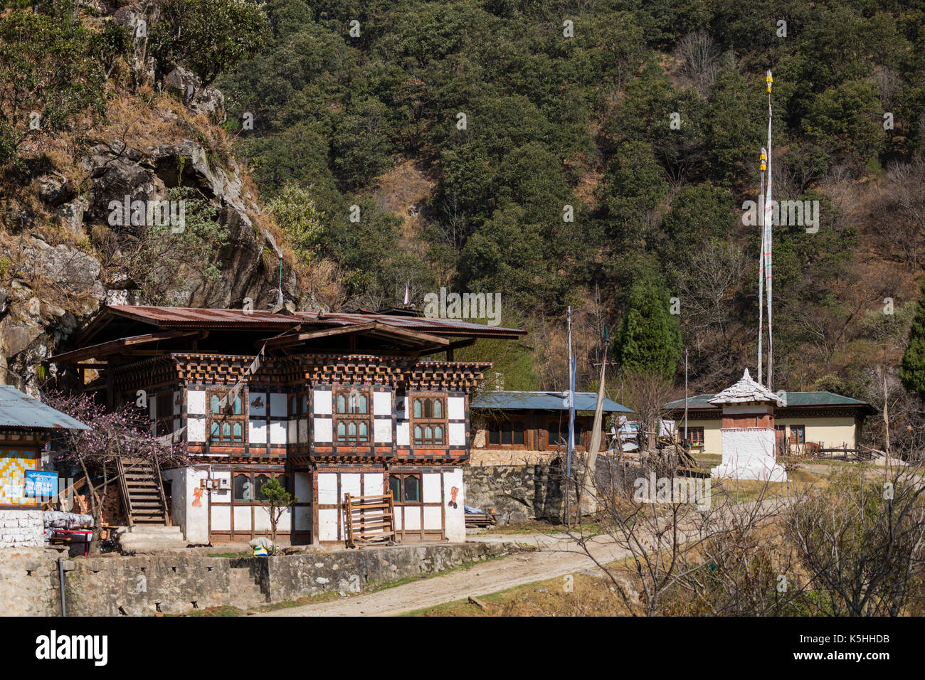Il ristorante e il bar sul principale est-ovest road nel centro di Bhutan, nei pressi di pele la mountain pass. Foto Stock