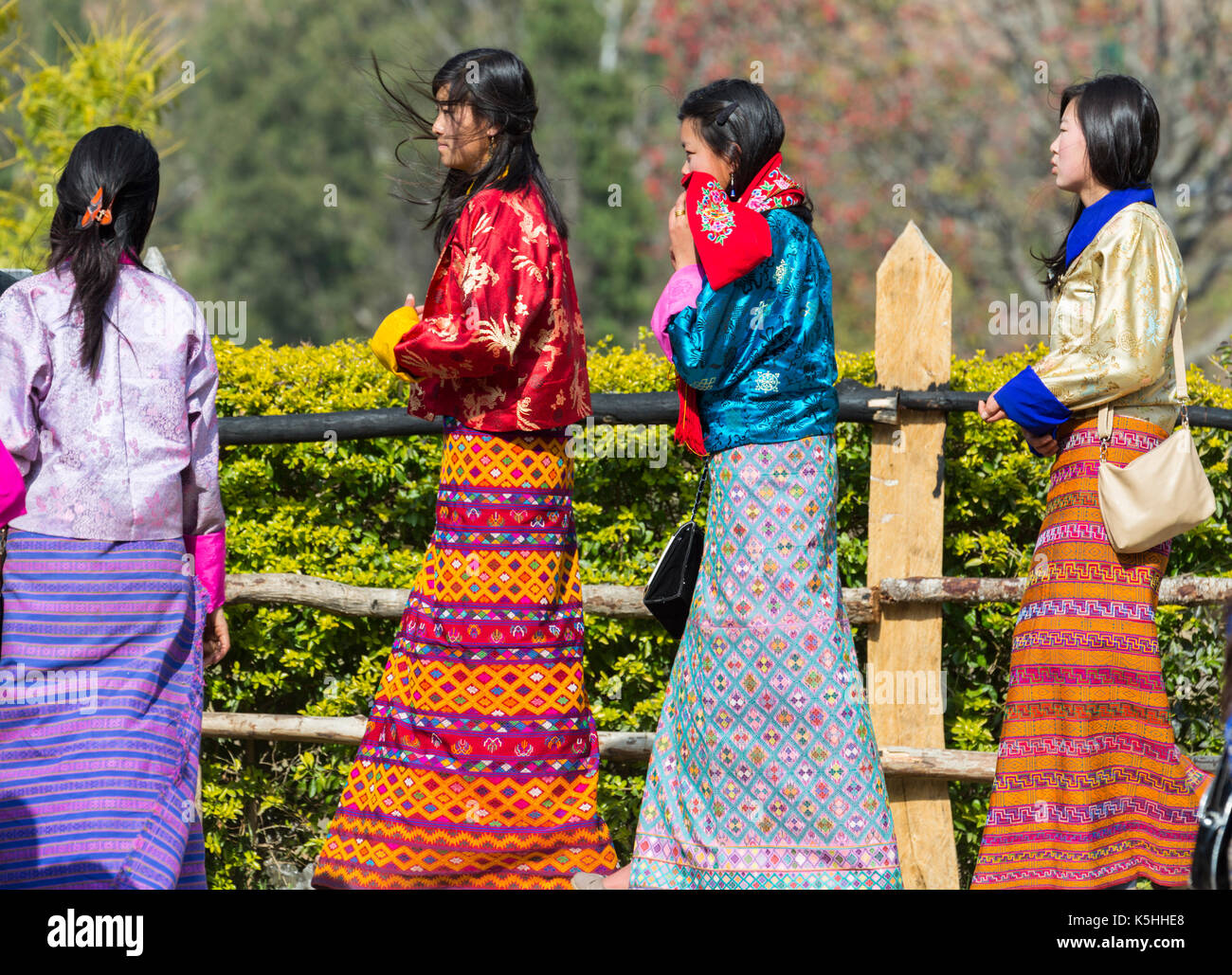 Ragazze bhutanesi in abito tradizionale frequentando Punakha Dzong in western bhutan durante l annuale drubchen e tsechu. Foto Stock