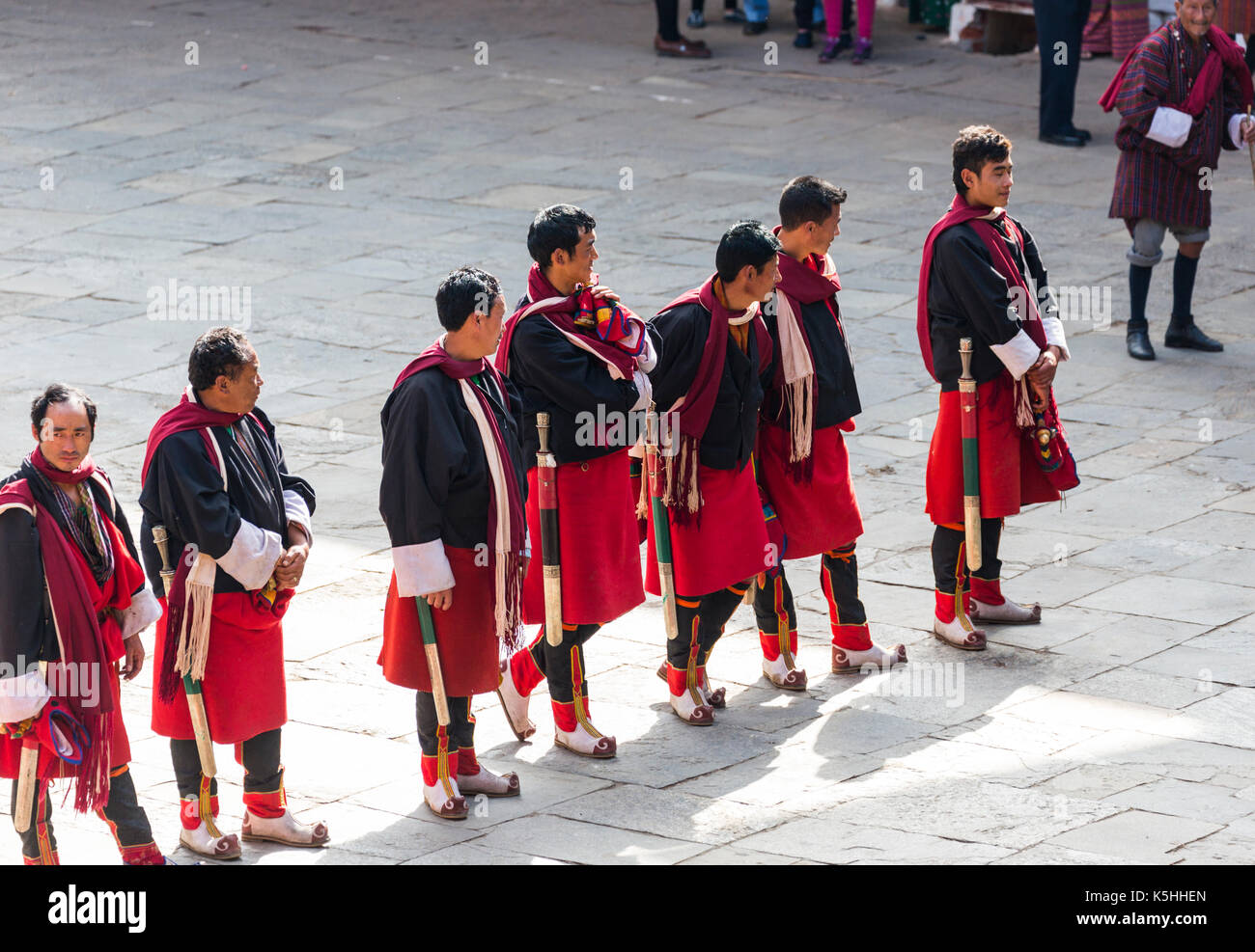 Punakha, western bhutan - febbraio 27, 2015:punakha, western bhutan - febbraio 27, 2015: punakha, western bhutan - febbraio 27, 2015: danc tradizionali Foto Stock Punakha, western bhutan - febbraio 27, 2015:punakha, western bhutan - febbraio 27, 2015: punakha, western bhutan - febbraio 27, 2015: danc tradizionali Foto Stock