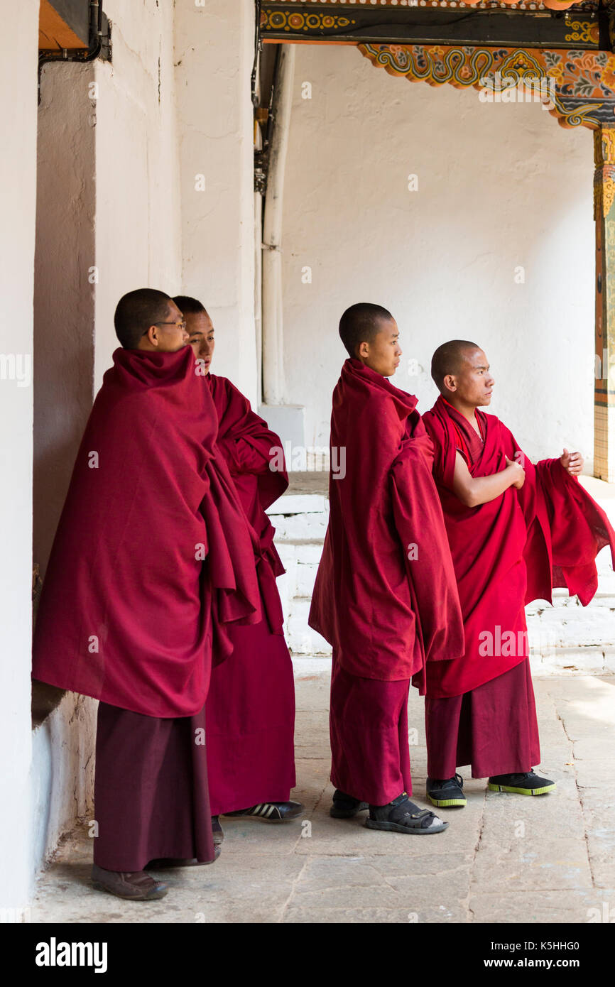 Punakha Drubchen (celebrazione storica) e Tsechu (celebrazione religiosa) a Punakha Dzong, Bhutan occidentale. Foto Stock