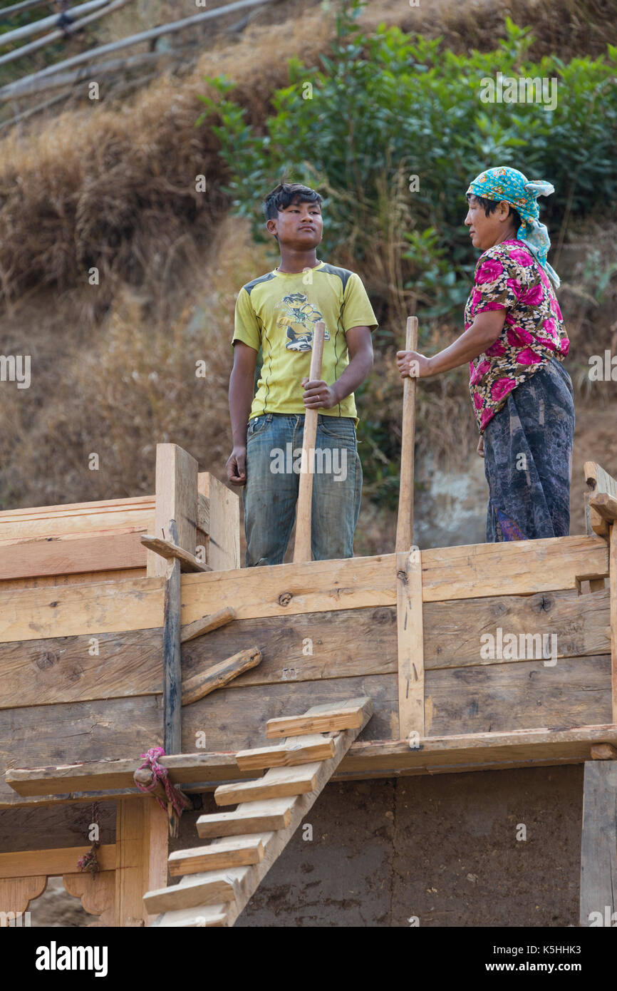 Costruzione casa in Punakha, western bhutan, usando il tradizionale casa bhutanesi metodi di costruzione. Foto Stock