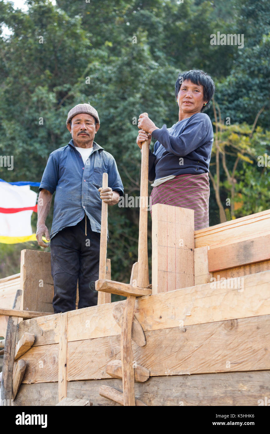 Costruzione casa in Punakha, western bhutan, usando il tradizionale casa bhutanesi metodi di costruzione. Foto Stock