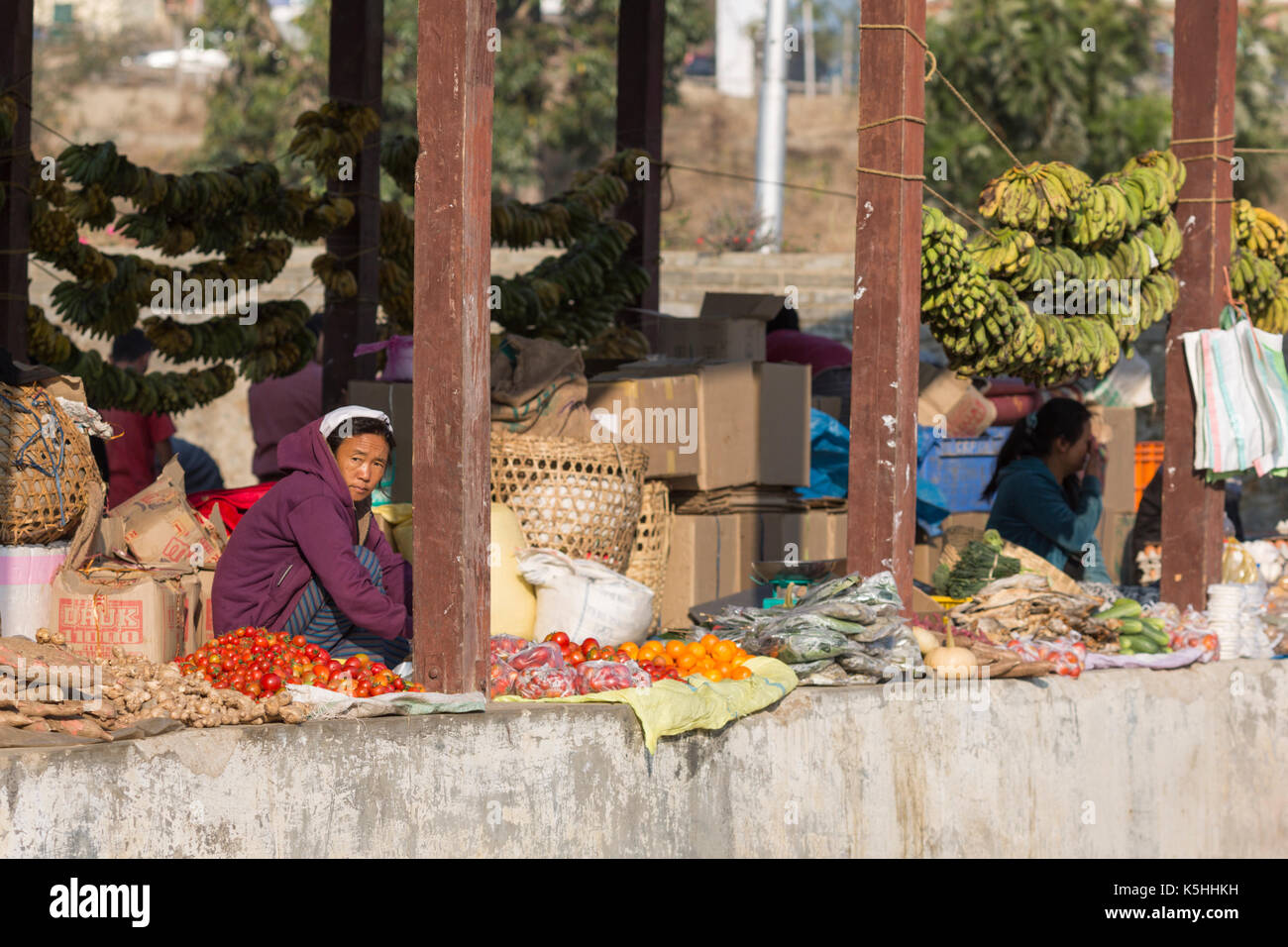 Il weekend mercato ortofrutticolo in khuruthang vicino al Punakha Dzong, western bhutan. Foto Stock