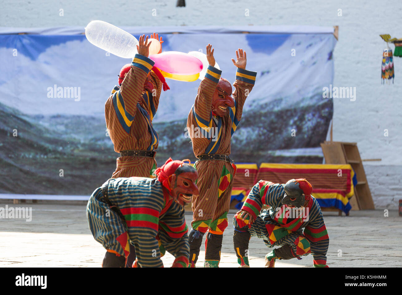 Punakha Drubchen (celebrazione storica) e Tsechu (celebrazione religiosa) a Punakha Dzong, Bhutan occidentale. Foto Stock