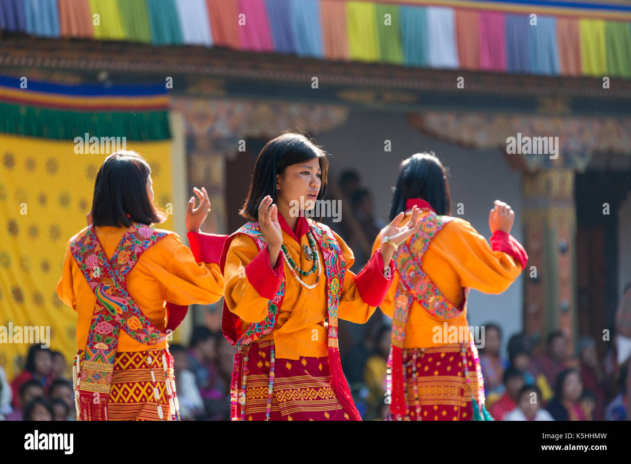 Ballerini eseguono balli tradizionali a Punakha Dzong durante l annuale, tsechu punakha, centrale bhutan Foto Stock