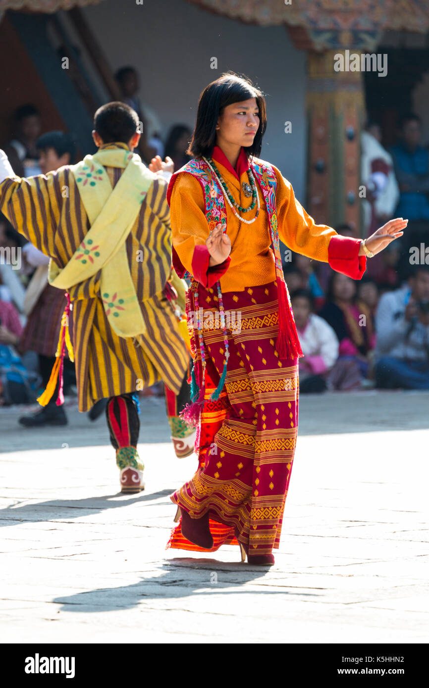 Ballerini eseguono balli tradizionali a Punakha Dzong durante l annuale, tsechu punakha, centrale bhutan Foto Stock