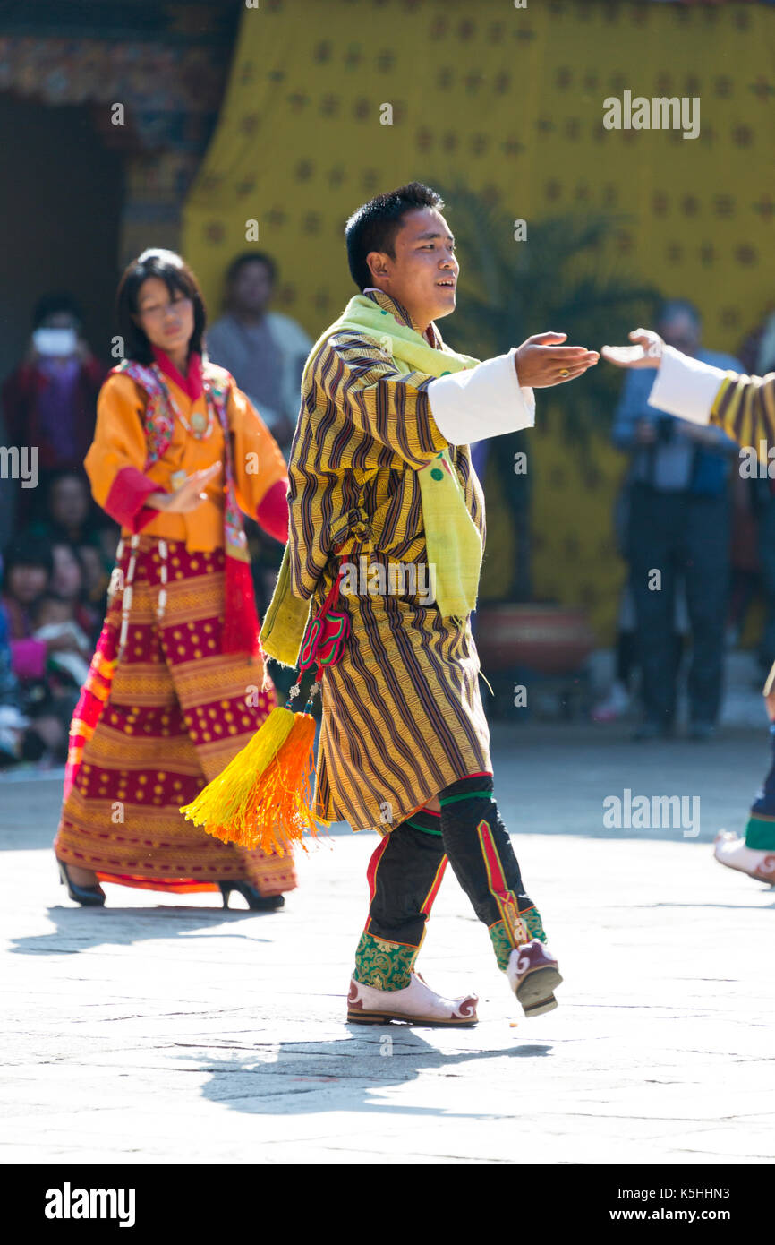 Punakha, western bhutan - febbraio 27, 2015: ballerini eseguono balli tradizionali a Punakha Dzong durante il tsechu annuale. Un dzong è un g fortificato Foto Stock