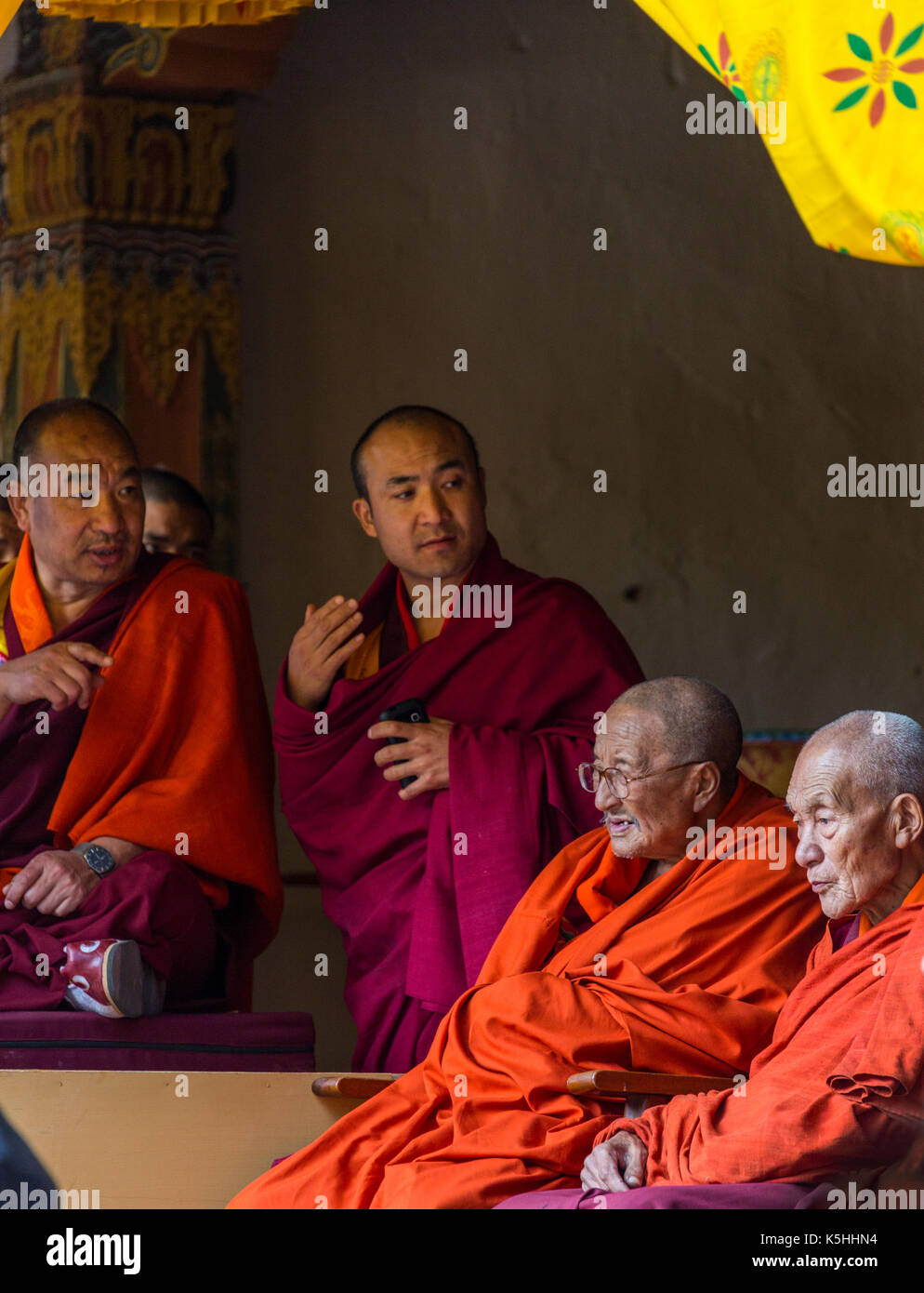 Punakha Drubchen (celebrazione storica) e Tsechu (celebrazione religiosa) a Punakha Dzong, Bhutan occidentale. Foto Stock