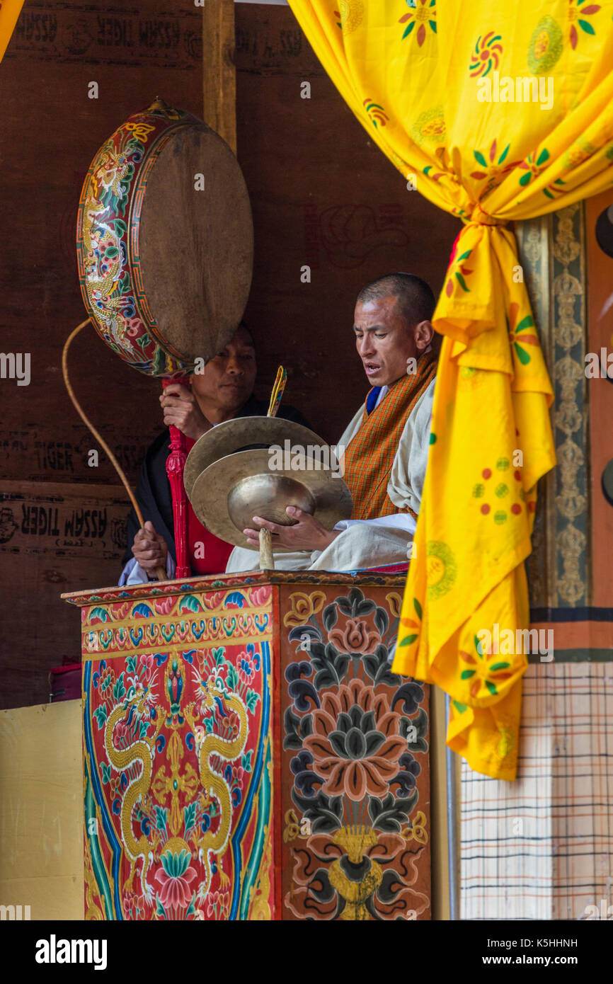 Punakha Drubchen (celebrazione storica) e Tsechu (celebrazione religiosa) a Punakha Dzong, Bhutan occidentale. Foto Stock