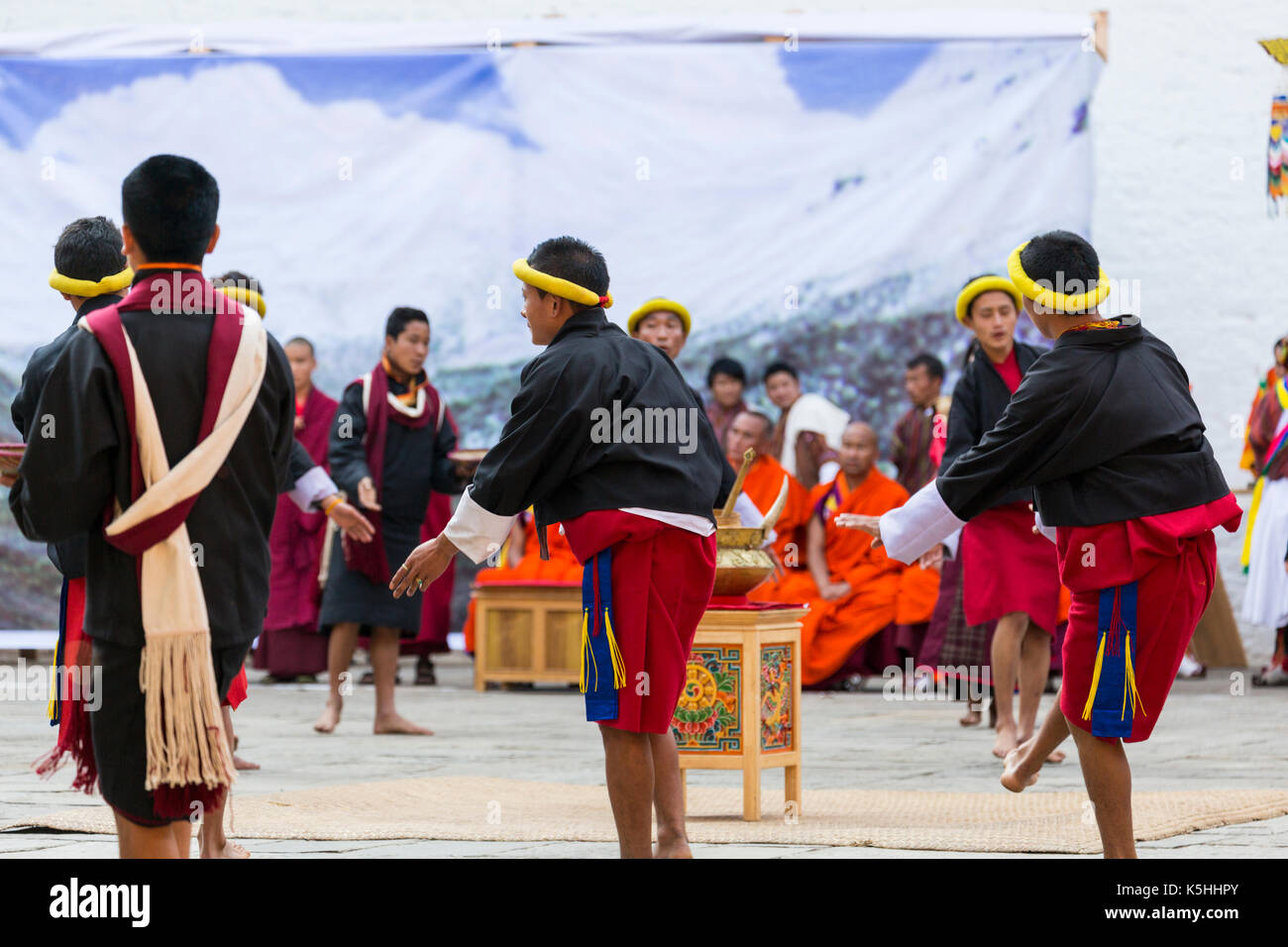 Ballerini eseguono balli tradizionali a Punakha Dzong durante l annuale, tsechu punakha, centrale bhutan Foto Stock