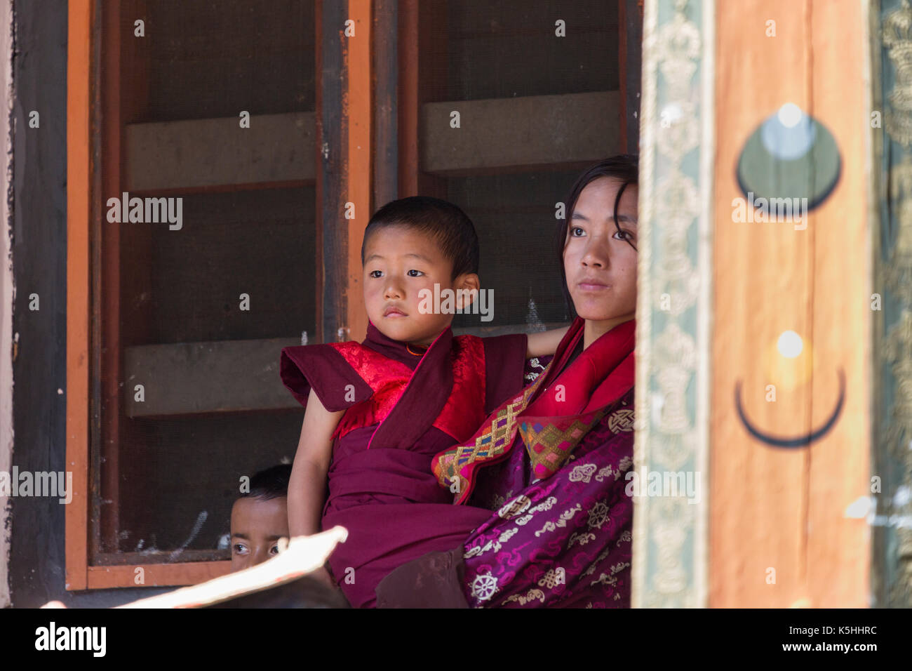 Punakha Drubchen (celebrazione storica) e Tsechu (celebrazione religiosa) a Punakha Dzong, Bhutan occidentale. Foto Stock
