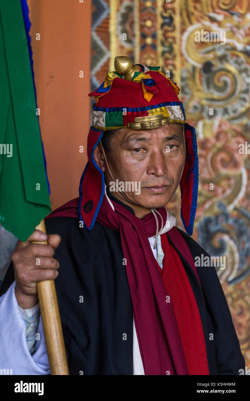 Le milizie locali nel tradizionale abito bhutanesi frequentando Punakha Dzong durante l annuale drubchen e tsechu, western bhutan Foto Stock