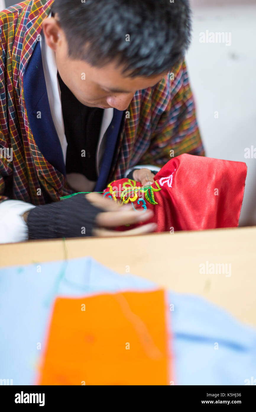 Thimphu bhutan - 1 marzo 2015: boy in classe di ricamo presso l istituto per zorig chusum, thimpu di Arti e artigianato o di scuola di pittura Foto Stock