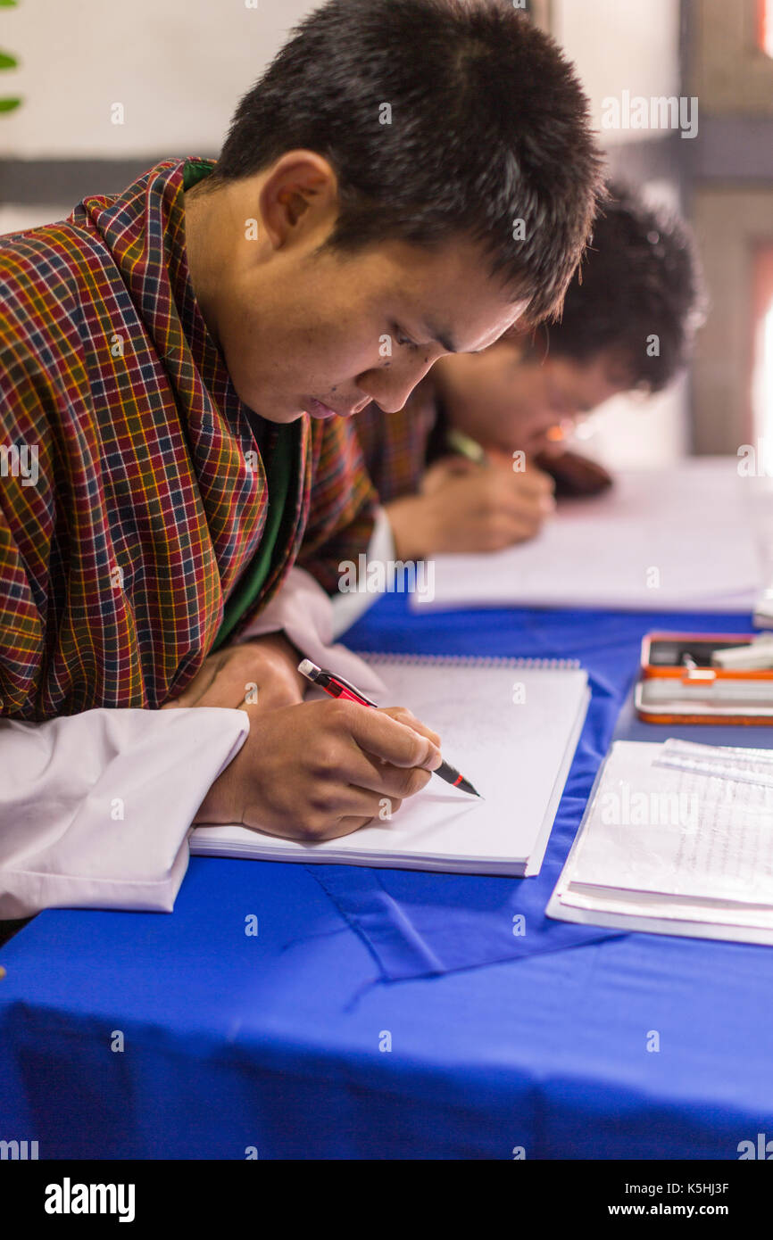 Classe di disegno presso l istituto per zorig chusum, Arti e artigianato o di scuola di pittura, thimphu, western bhutan Foto Stock