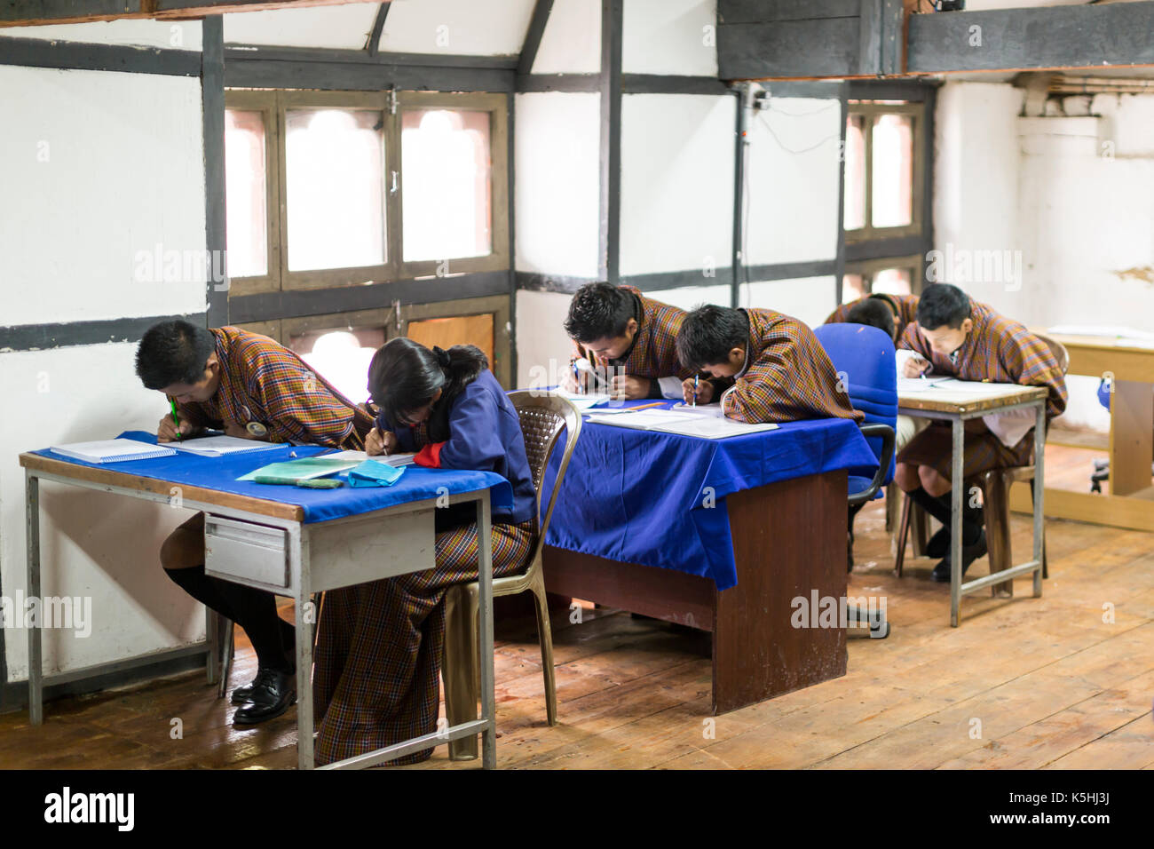 Classe di disegno presso l istituto per zorig chusum, Arti e artigianato o di scuola di pittura, thimphu, western bhutan Foto Stock